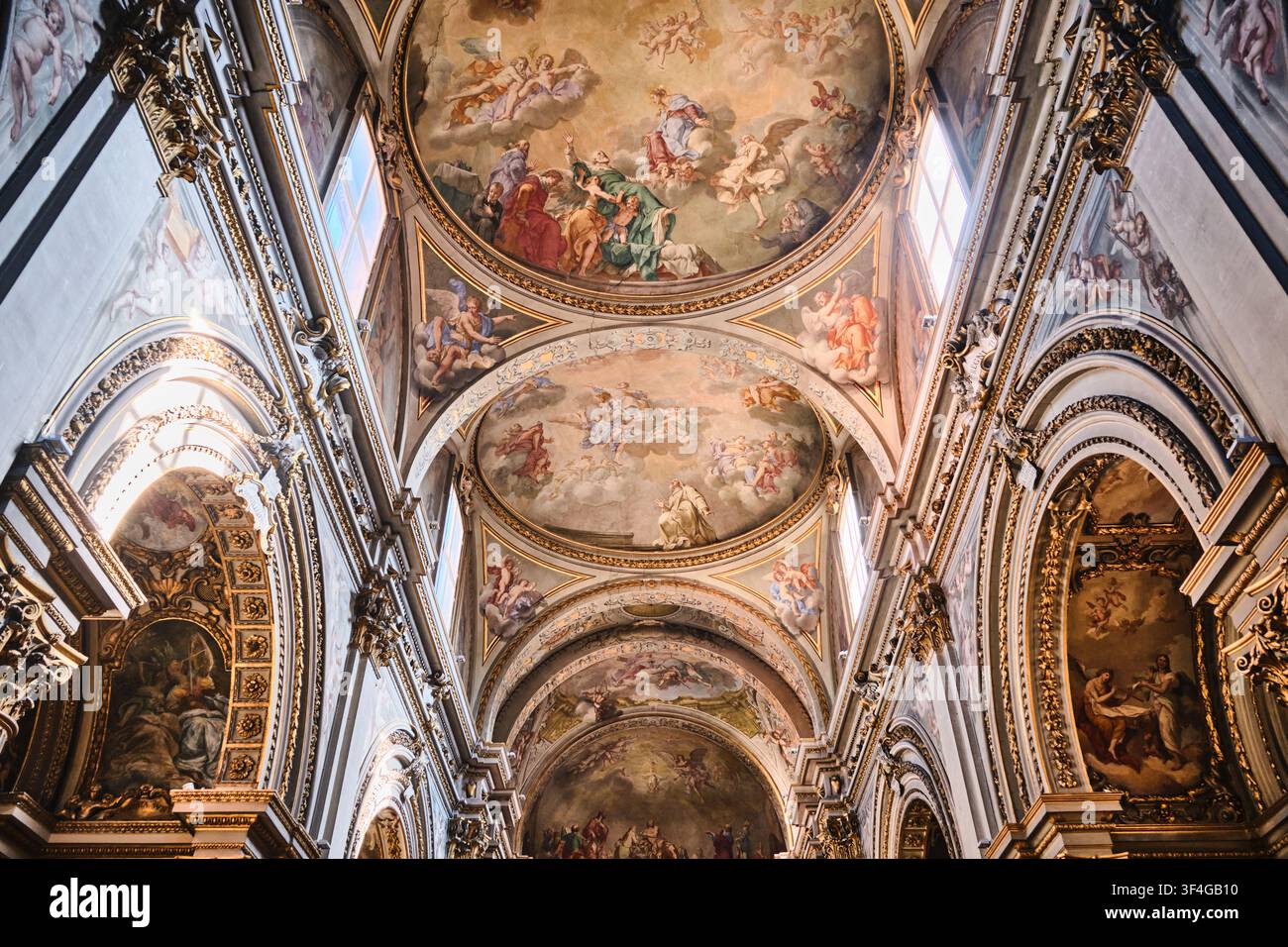 Bologna, Italien - Mai 2026: Verschnörkelte barocke Decken- und Kuppelfresken im historischen Oratorio di San Filippo Neri mit vergoldeten Stuccodetails Stockfoto