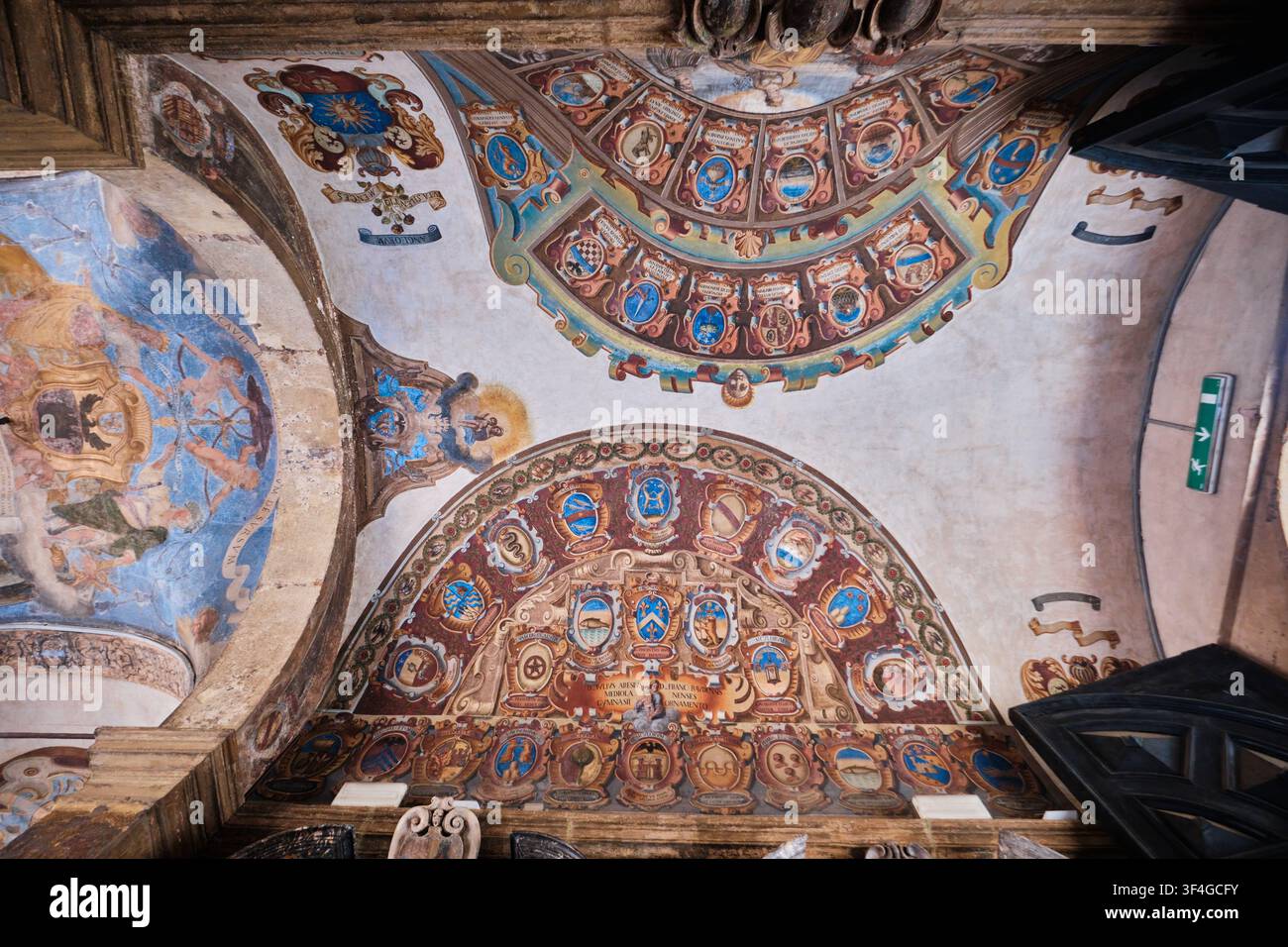 Bologna, Italien – Mai 2026: Direkt unterhalb Ansicht von freskierten Deckenbögen mit heraldischen Wappen am Archiginnasio di Bologna Stockfoto