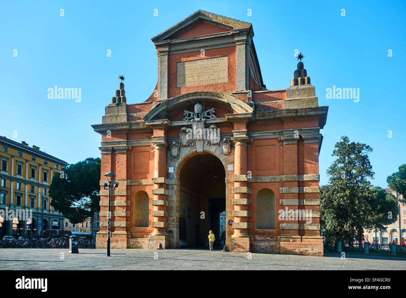 Bologna, Italien - Mai 2026: Monumentales barockes Stadttor Porta Galliera am Piazza XX Settembre Stockfoto