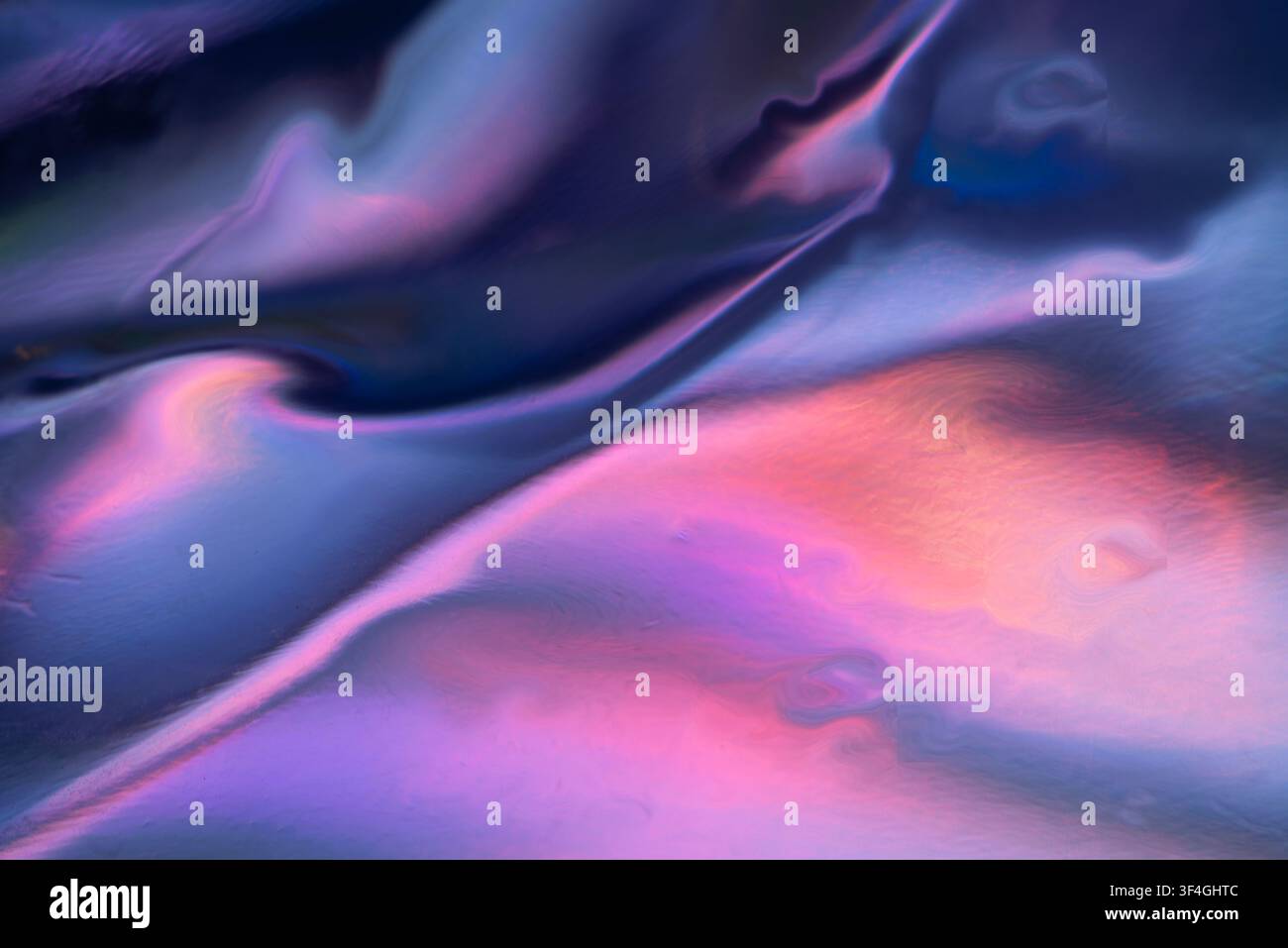Abstrakte Komposition aus glatten blauen, violetten und rosa Formen, die in sanften Wellen fließen, mit leuchtenden Highlights und geschichteten Texturen, die eine traumhafte v Stockfoto