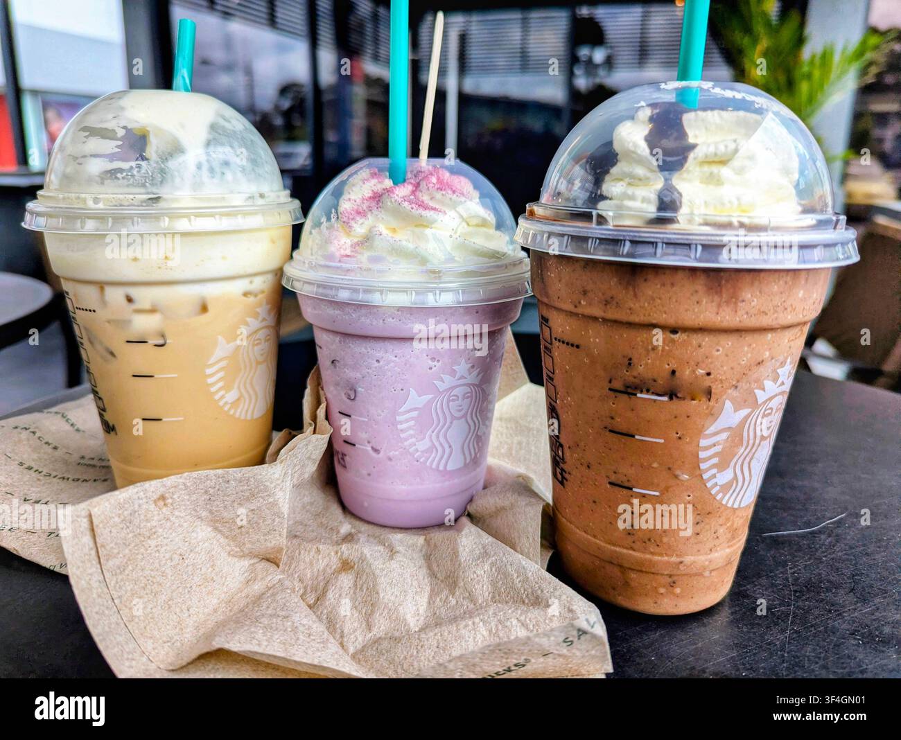 St. Augustine, Trinidad und Tobago – 19. März 2026 – Drei Starbucks Frappuccino-Mixgetränke. Stockfoto