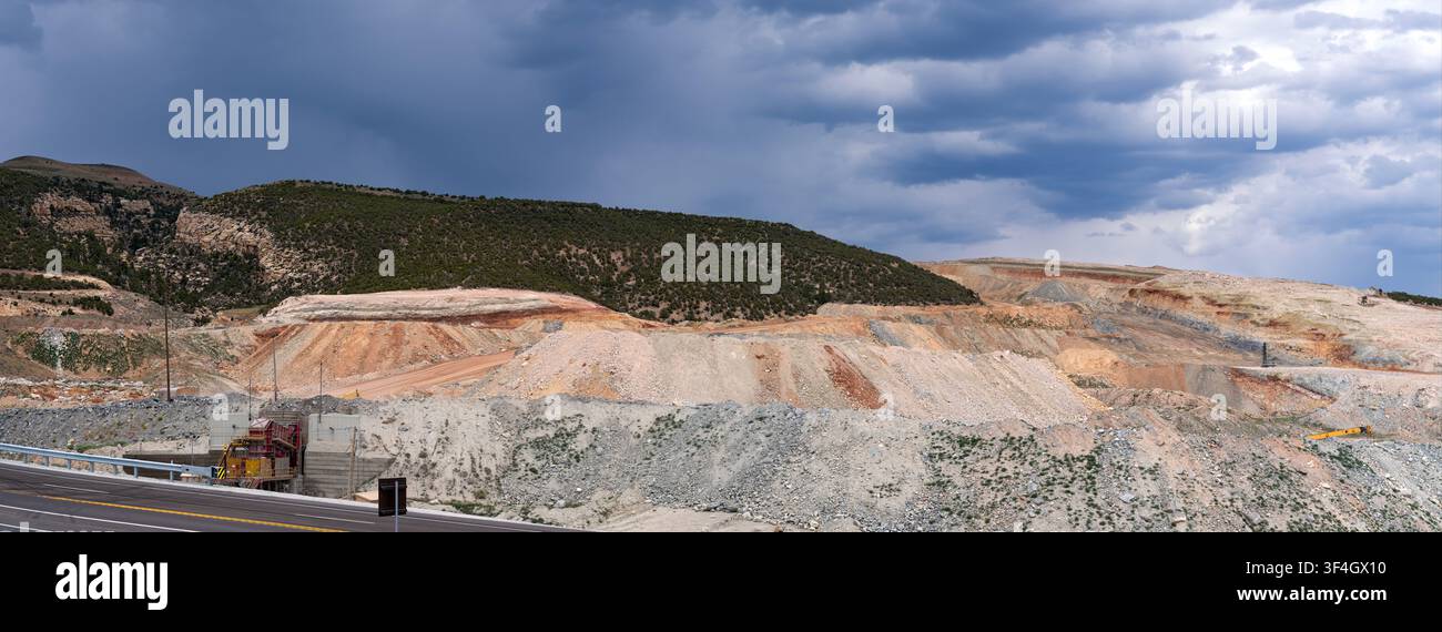 Panorama eines Mineneingangs und Schlammhalden am Straßenrand, Utah, USA Stockfoto