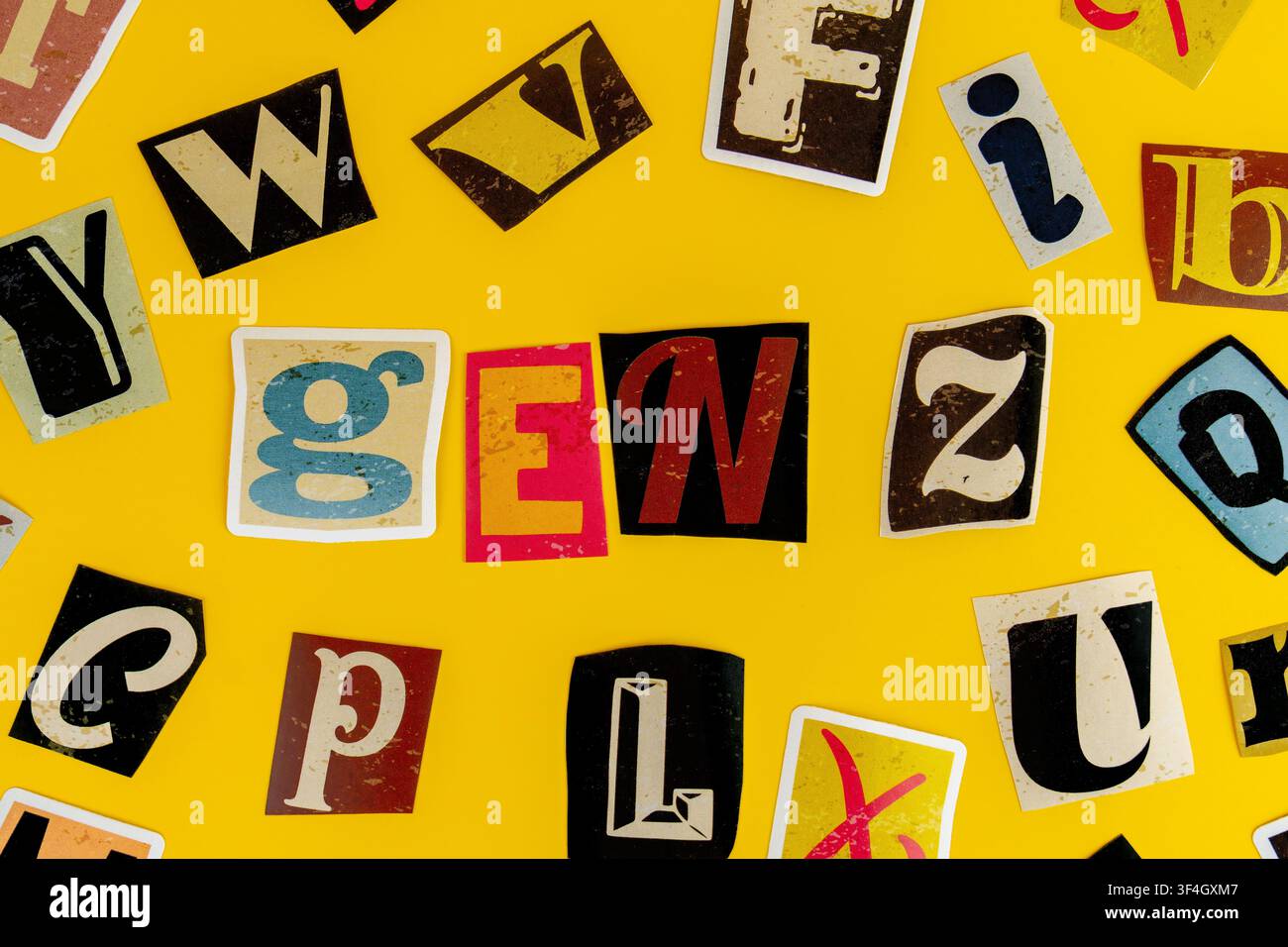 Ausschnittbuchstaben, die Gen Z auf einem gelben Hintergrund buchstabieren. Generation Z, moderne Jugendkultur, demografisches Marketing, Konzept für digitale Internettrends. Stockfoto