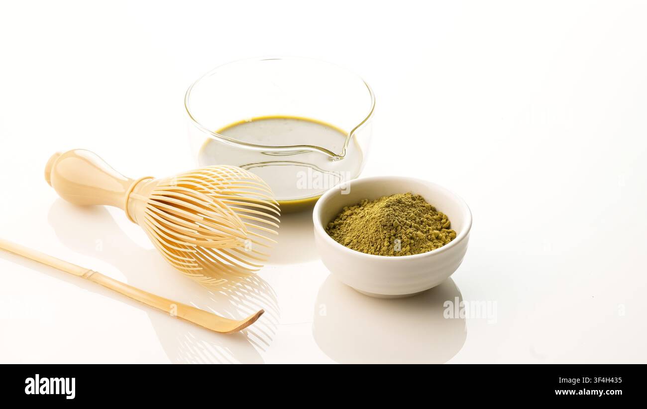 Werkzeuge und Pulver für die Matcha-Teebereitung Stockfoto