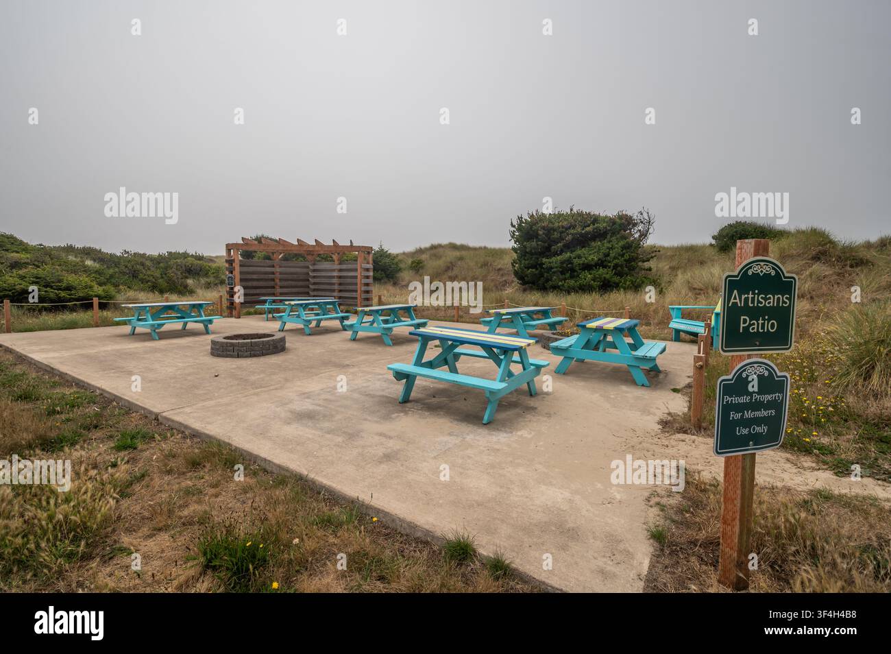 HOA-Außenbereich mit Picknicktischen Stockfoto