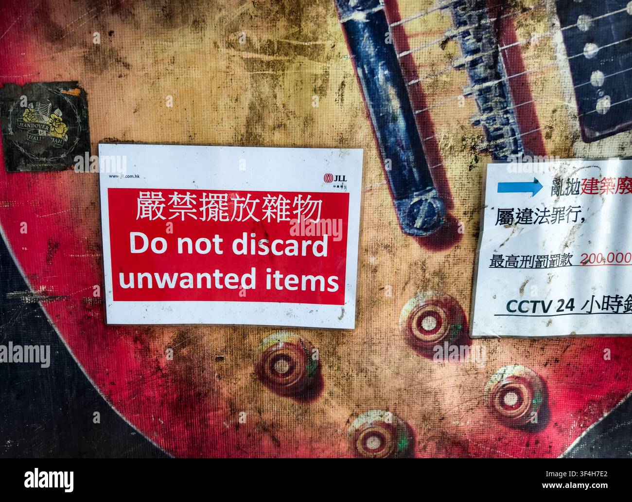 Englischer und chinesischer Text mit der Aussage „Unbegrenzte Gegenstände nicht wegwerfen“, häufig in öffentlichen Räumen in Hongkong verwendet Stockfoto