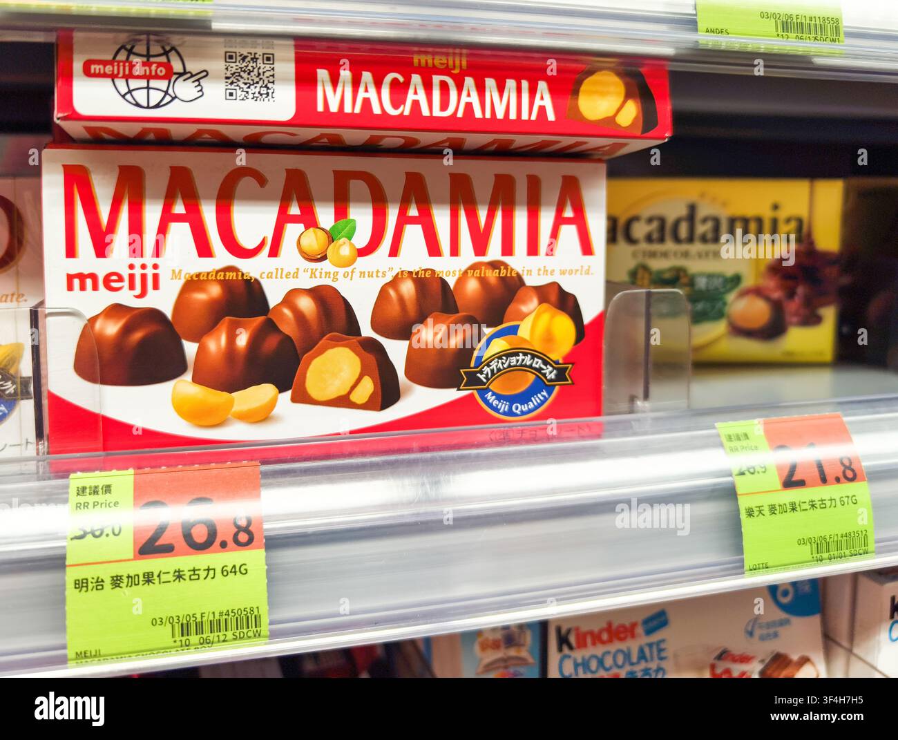 Schachtel Meiji-Macadamia-Schokolade mit ganzen Macadamianüssen, die in glatter Schokolade überzogen sind, Supermarktregal in Hongkong Stockfoto