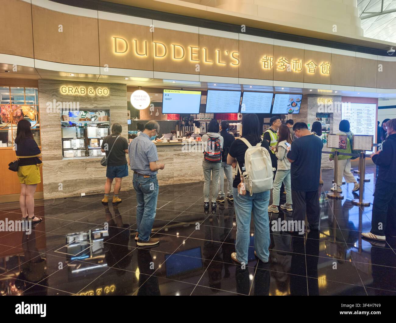 Duddell's Restaurant, eingeschränkter Bereich von Terminal 1 am Hong Kong International Airport, lockeres Selbstbedienungskonzept mit kantonesischer Küche Stockfoto