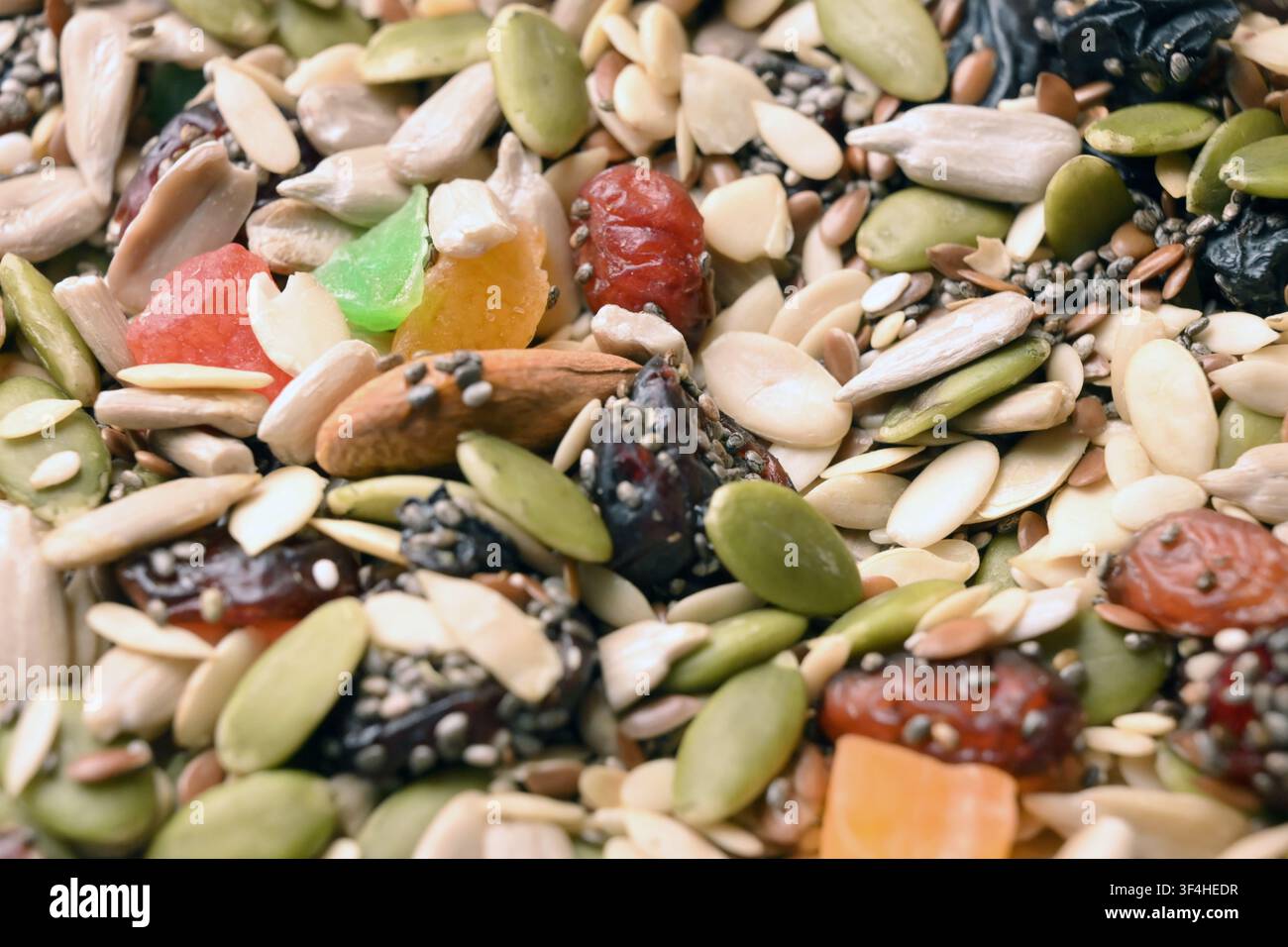 Bunte gemischte Nüsse, Samen und getrocknete Früchte als gesunde Snack-Hintergründe Stockfoto