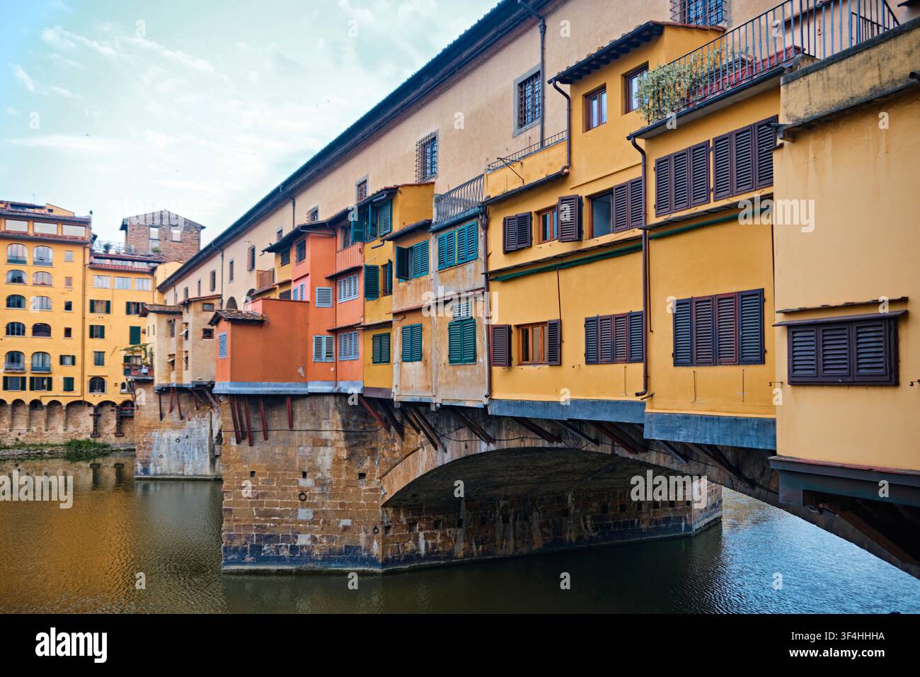 Florenz, Italien - Mai 2026: Perspektivansicht der farbenfrohen Ladenfassaden auf der Ponte-Vecchio-Brücke Stockfoto