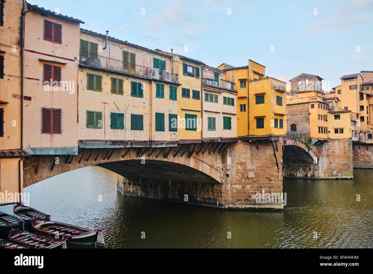Florenz, Italien - Mai 2026: Seitenansicht der historischen Ponte-Vecchio-Brücke über den Arno Stockfoto