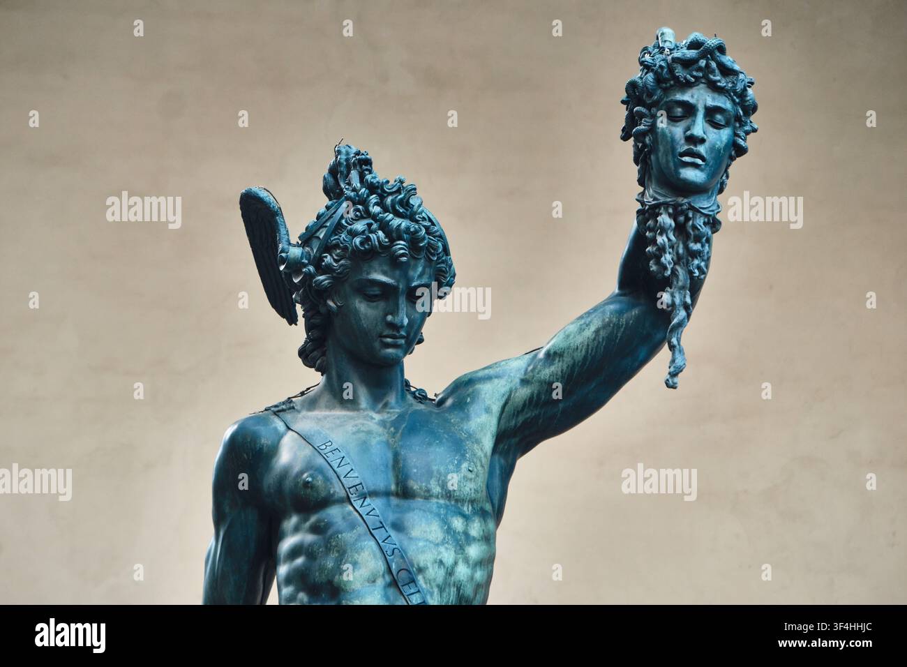Florenz, Italien - Mai 2026: Nahaufnahme der Bronzestatue Perseus mit dem Haupt der Medusa von Benvenuto Cellini an der Loggia dei Lanzi Stockfoto