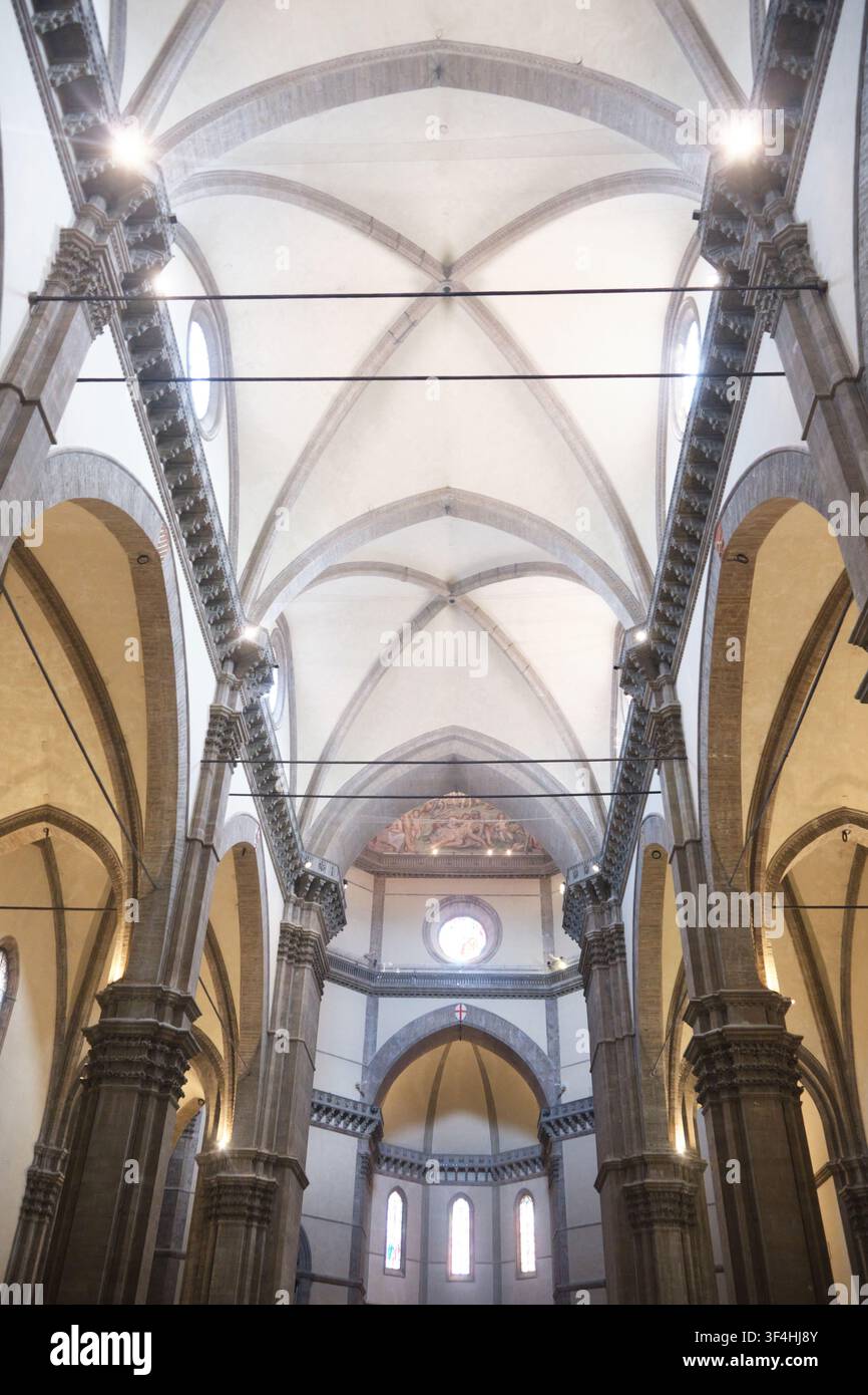 Florenz, Italien - Mai 2026: Vertikale Perspektivansicht des gotischen Gewölbes im Inneren der Kathedrale Duomo von Florenz Stockfoto