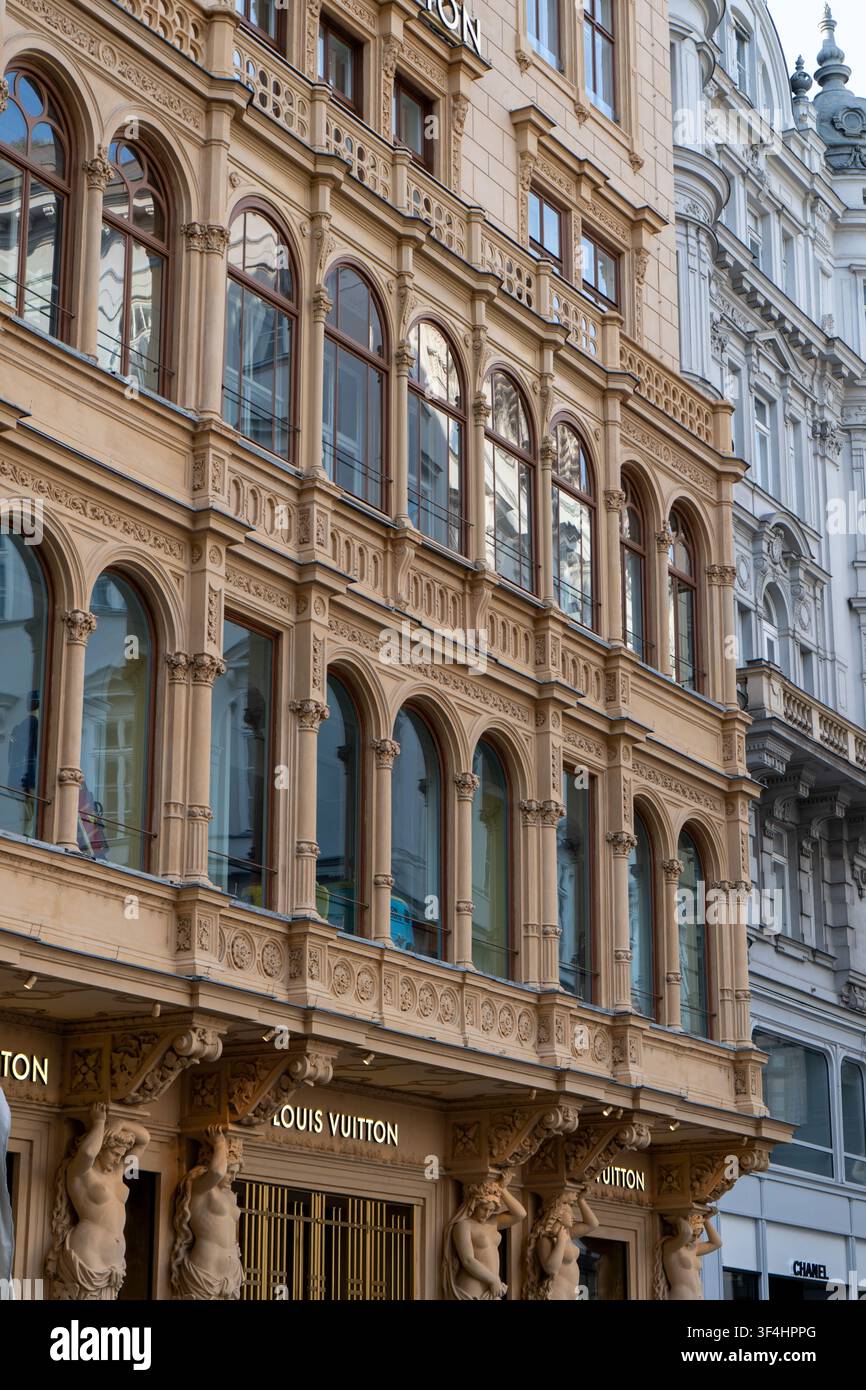 Alte Hausfassade Louis Vuitton Store Außenfassade mit eleganter Architektur an der Straße. Wien, Österreich - 21. Juni 2026 Stockfoto