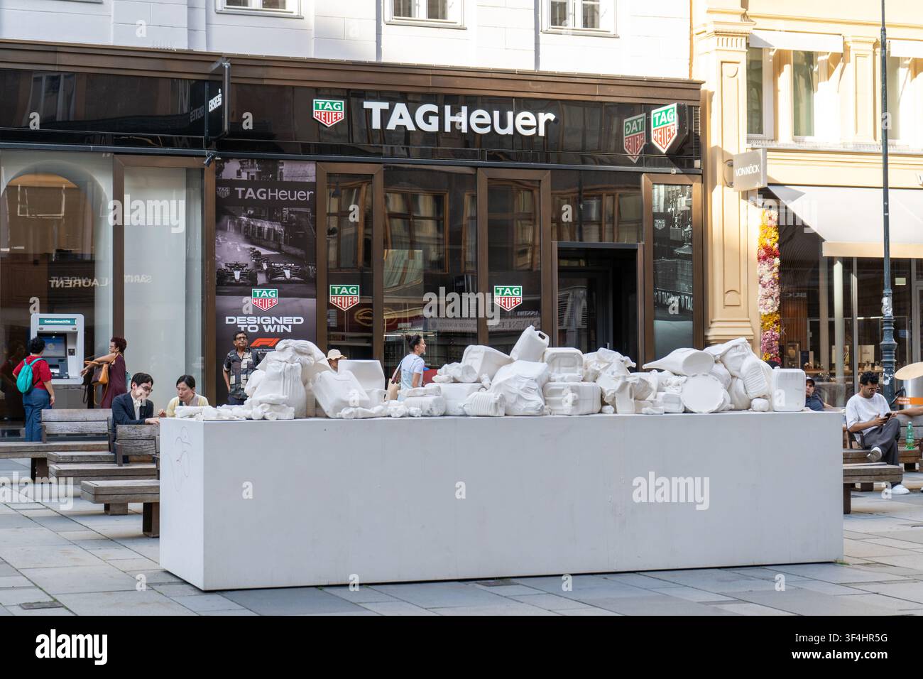 TAG Heuer Luxusuhrenladen Schaufenster mit Zero Waste weißer Recycling-Moderne Kunstinstallation im Stadtzentrum. Wien, Österreich - 21. Juni 2026 Stockfoto