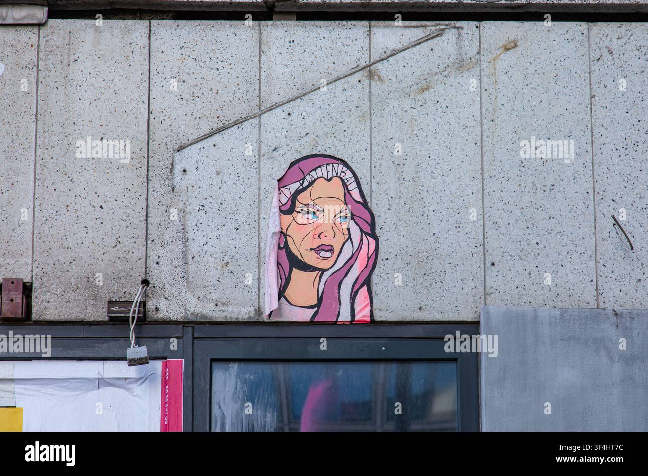 Ich vermisse meinen Plattenbau. Gewickelter Ausschnitt-Straßenkunst-Poster von El Bocho in der Karl-Liebknecht Straße 13 im Berliner Bezirk Mitte. Stockfoto