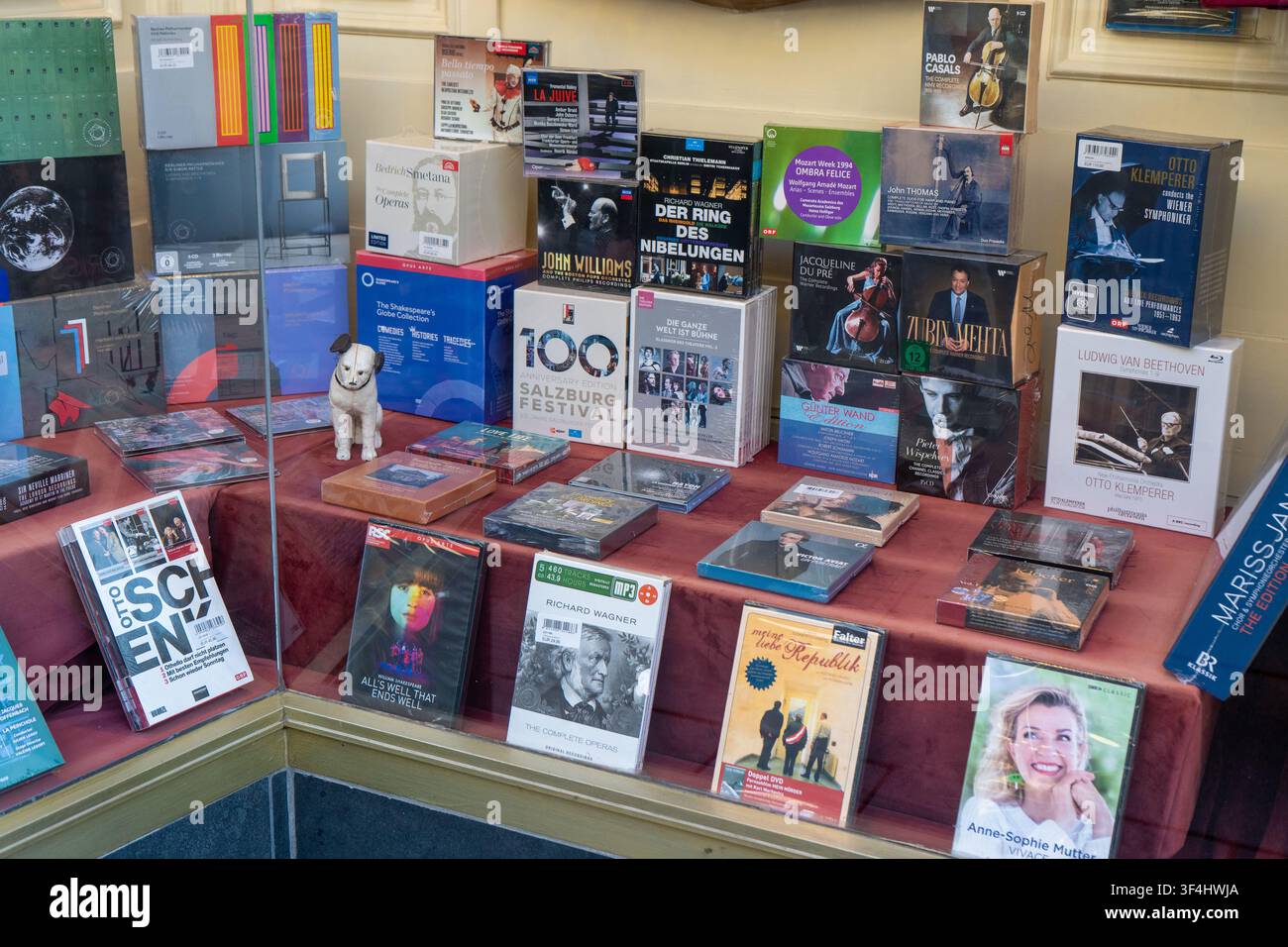 Klassik-CD- und DVD-Sammlung mit Box-Sets in einem Vintage-Shop-Schaufenster. Wien, Österreich - 21. Juni 2026 Stockfoto