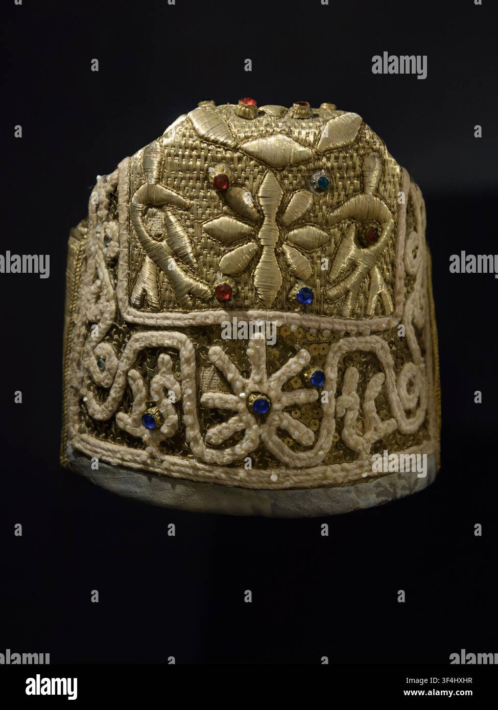 Russischer Volkskopfschmuck aus dem 19. Jahrhundert, Frontlet Povoinik, Sammlung Schabelsky Stockfoto