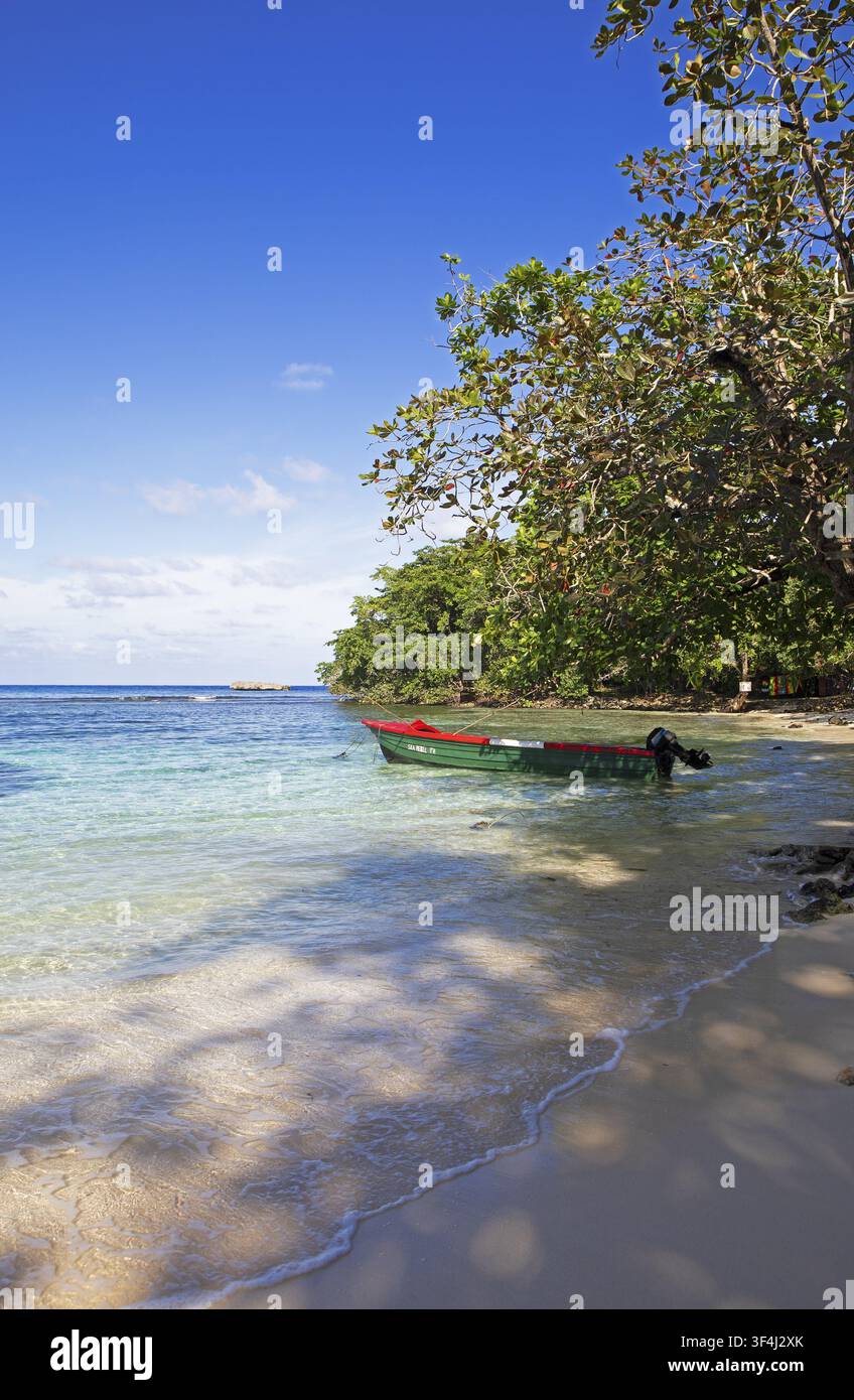 Farbenfrohes Boot am Winnifred Beach oder Strand an der Karibik, Portland Parish, Jamaika, Westindien, Karibik, Zentralamerika Stockfoto