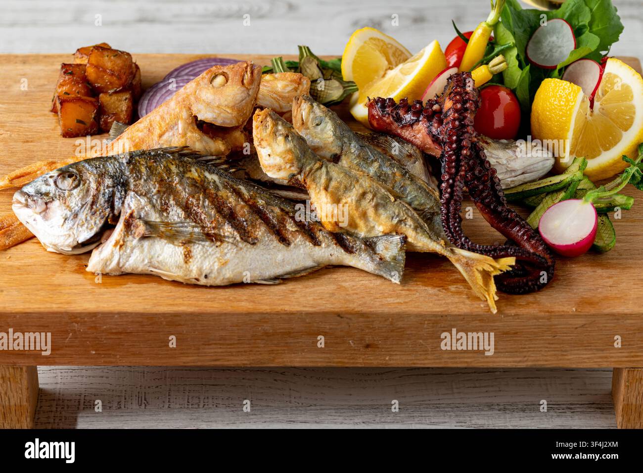 Verschiedenes gegrilltes Meeresfrüchte-Platte mit Fisch, Tintenfisch und Gemüse Stockfoto