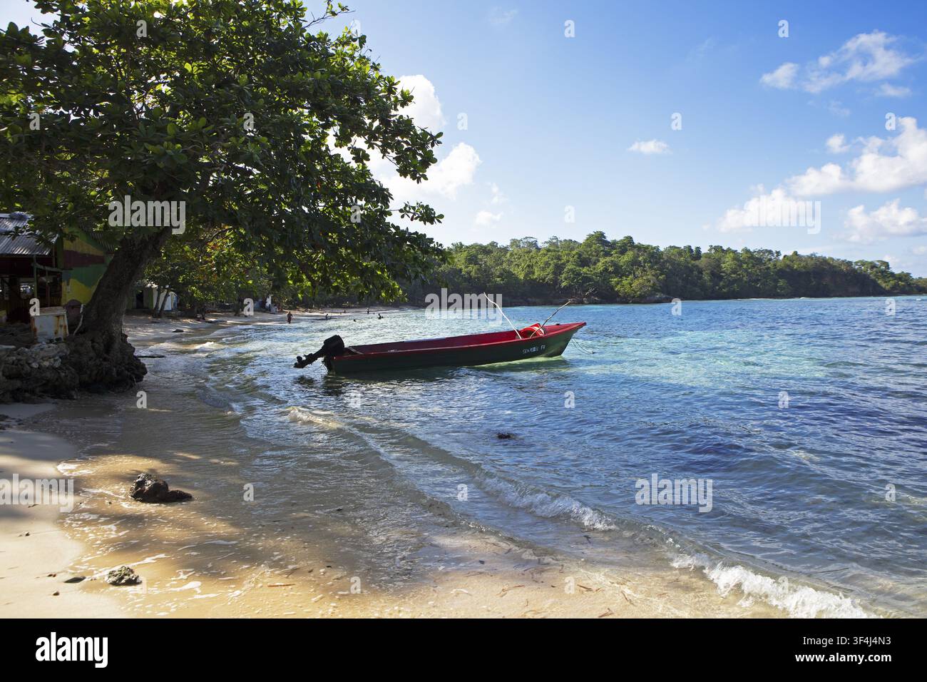 Farbenfrohes Boot am Winnifred Beach oder Strand an der Karibik, Portland Parish, Jamaika, Westindien, Karibik, Zentralamerika Stockfoto