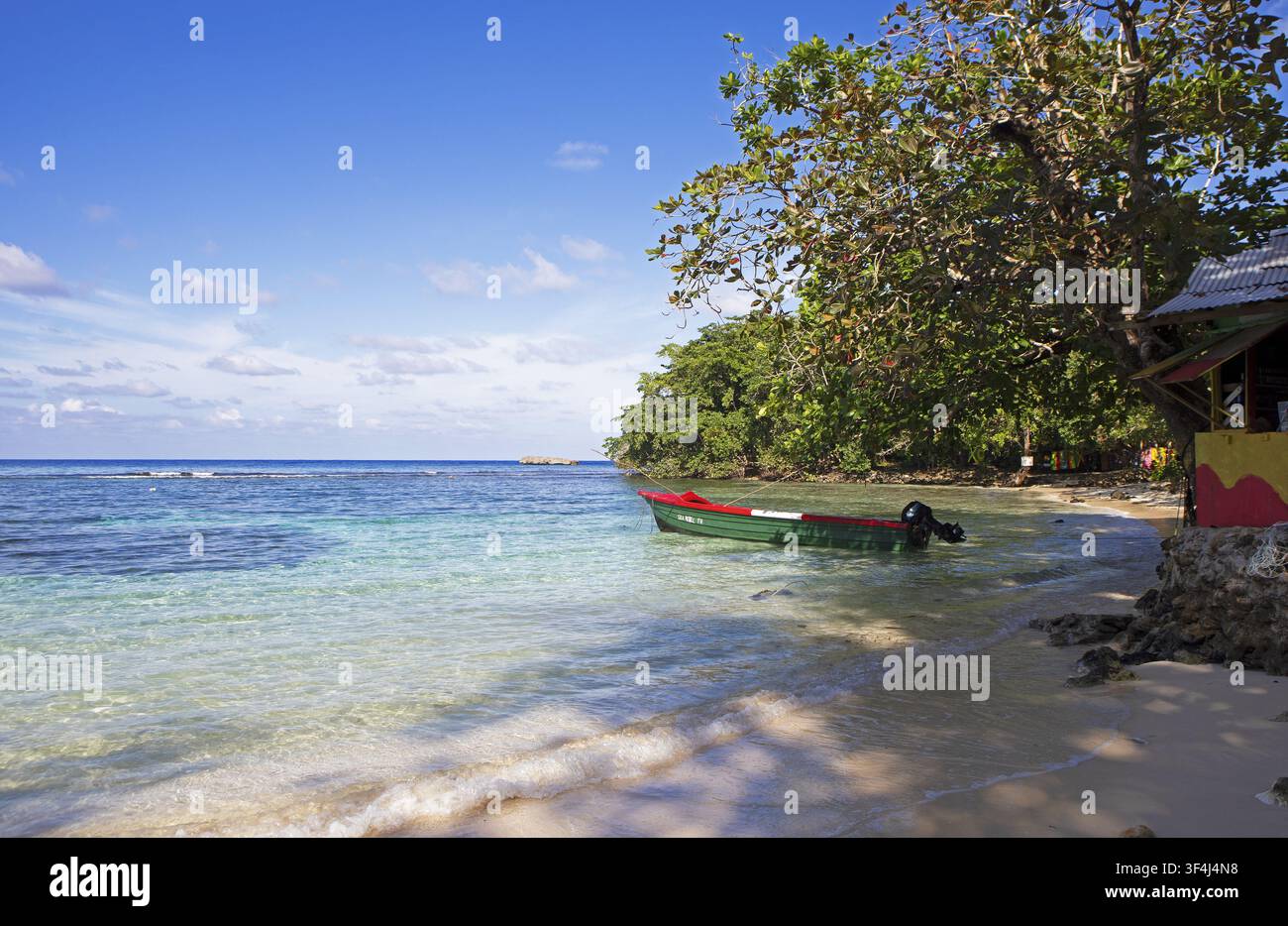 Farbenfrohes Boot am Winnifred Beach oder Strand an der Karibik, Portland Parish, Jamaika, Westindien, Karibik, Zentralamerika Stockfoto