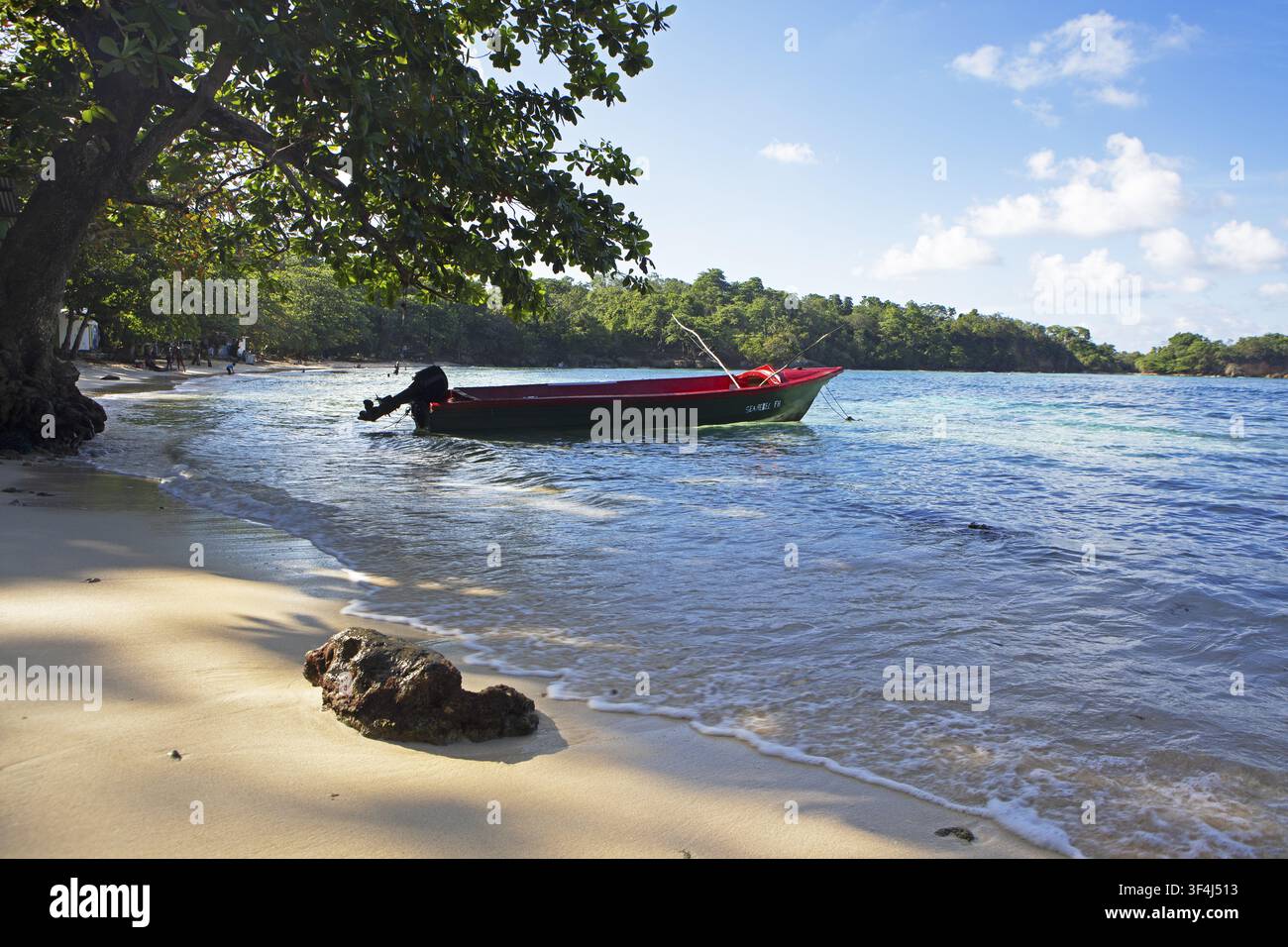 Farbenfrohes Boot am Winnifred Beach oder Strand an der Karibik, Portland Parish, Jamaika, Westindien, Karibik, Zentralamerika Stockfoto