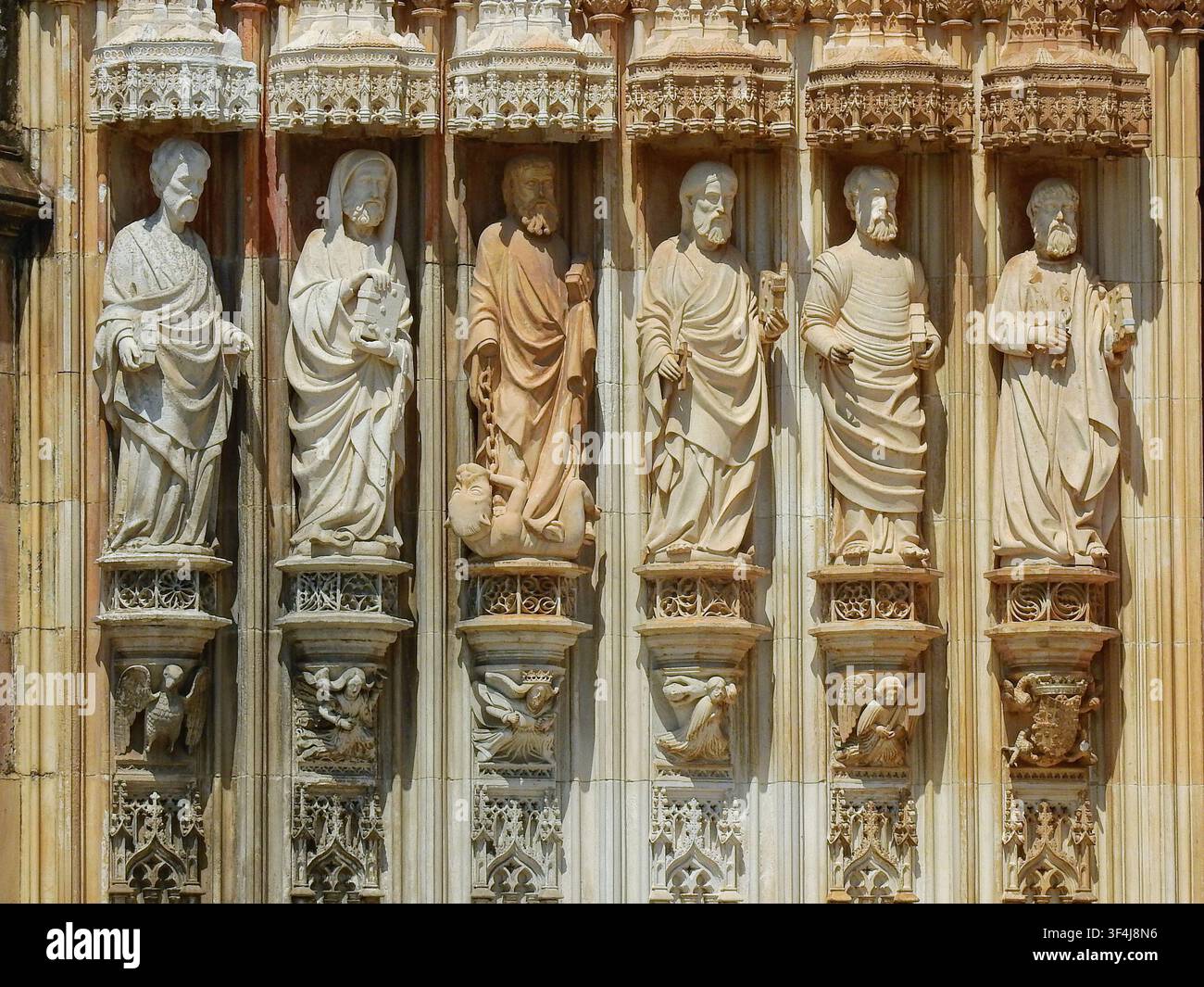 BATALHA, PORTUGAL-12. JUNI 2026: Gotische Steinstatuen von Königen, Propheten, Aposteln und Engeln, die das Hauptportal des Klosters Batalha einrahmen, Symbolisieri Stockfoto