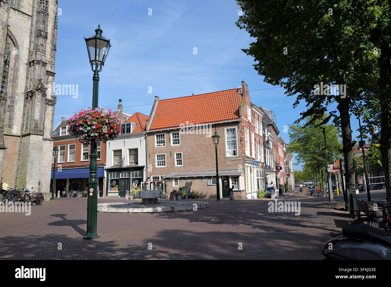 Alte Stadt Delft an der Ecke der Oude Kerk Stockfoto