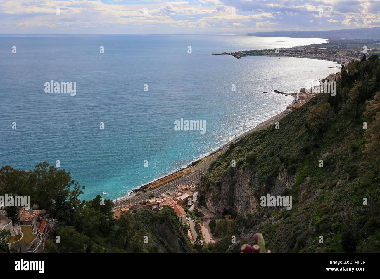 Luftaufnahme des blauen Wassers der Küste von Taormina in Sizilien Stockfoto