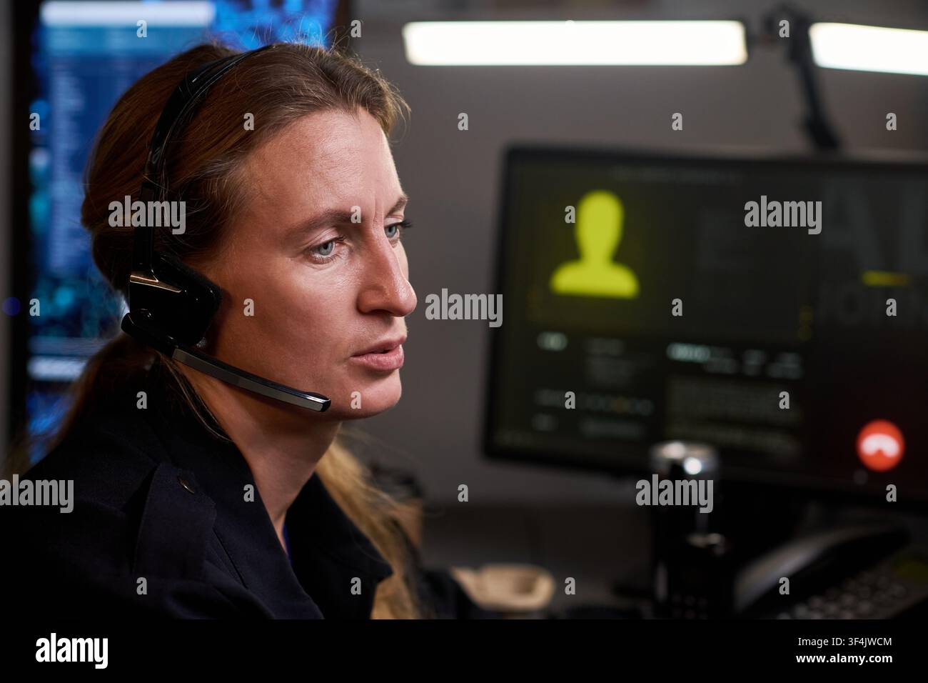 Disponentin, die Notfallkommunikation am Schreibtisch abwickelt Stockfoto