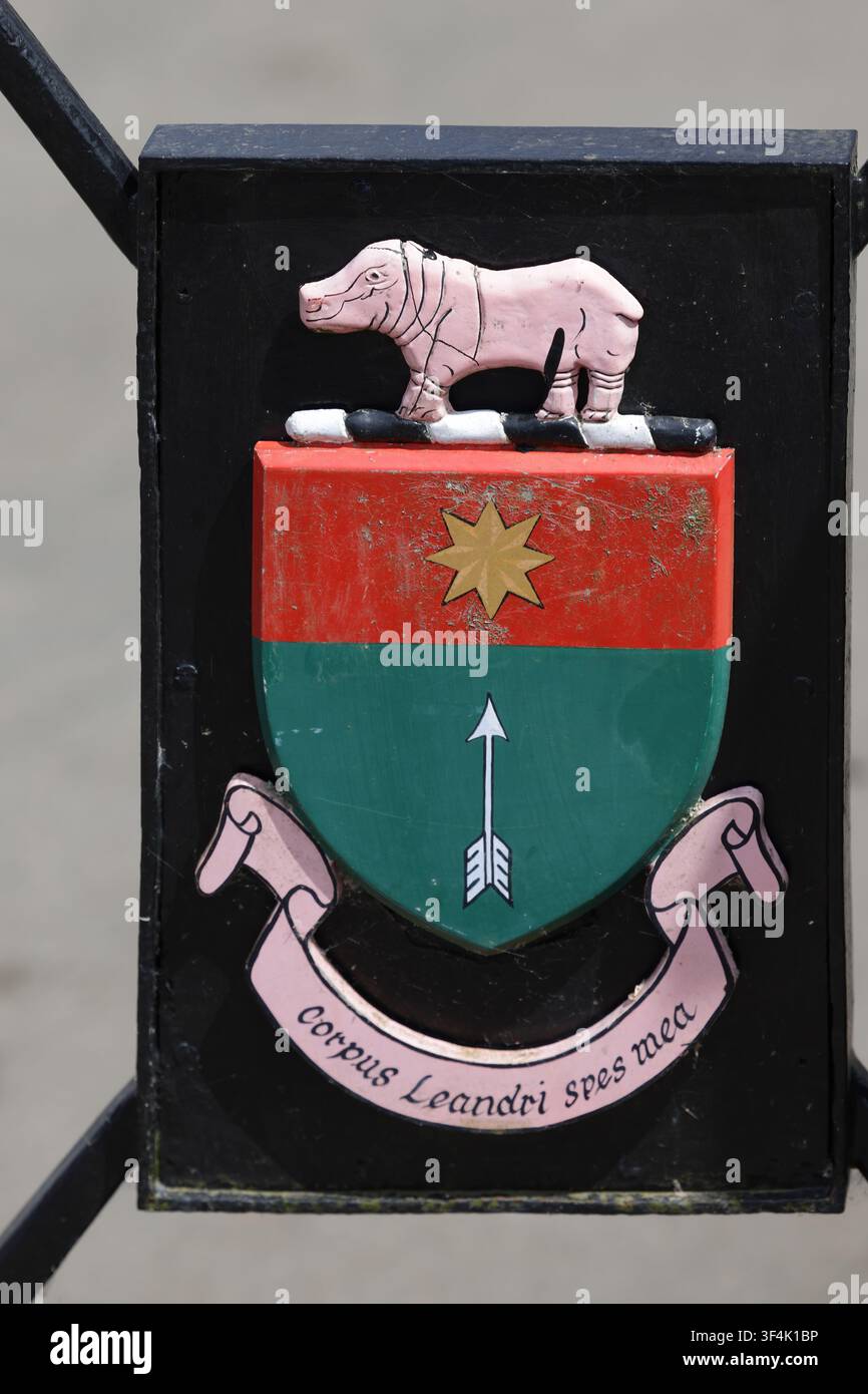Nahaufnahme des Leander-Club-Emblems mit dem rosa Nilpferd-Maskottchen und dem heraldischen Wappen, Henley-on-Thames, Oxfordshire, Vereinigtes Königreich. Stockfoto