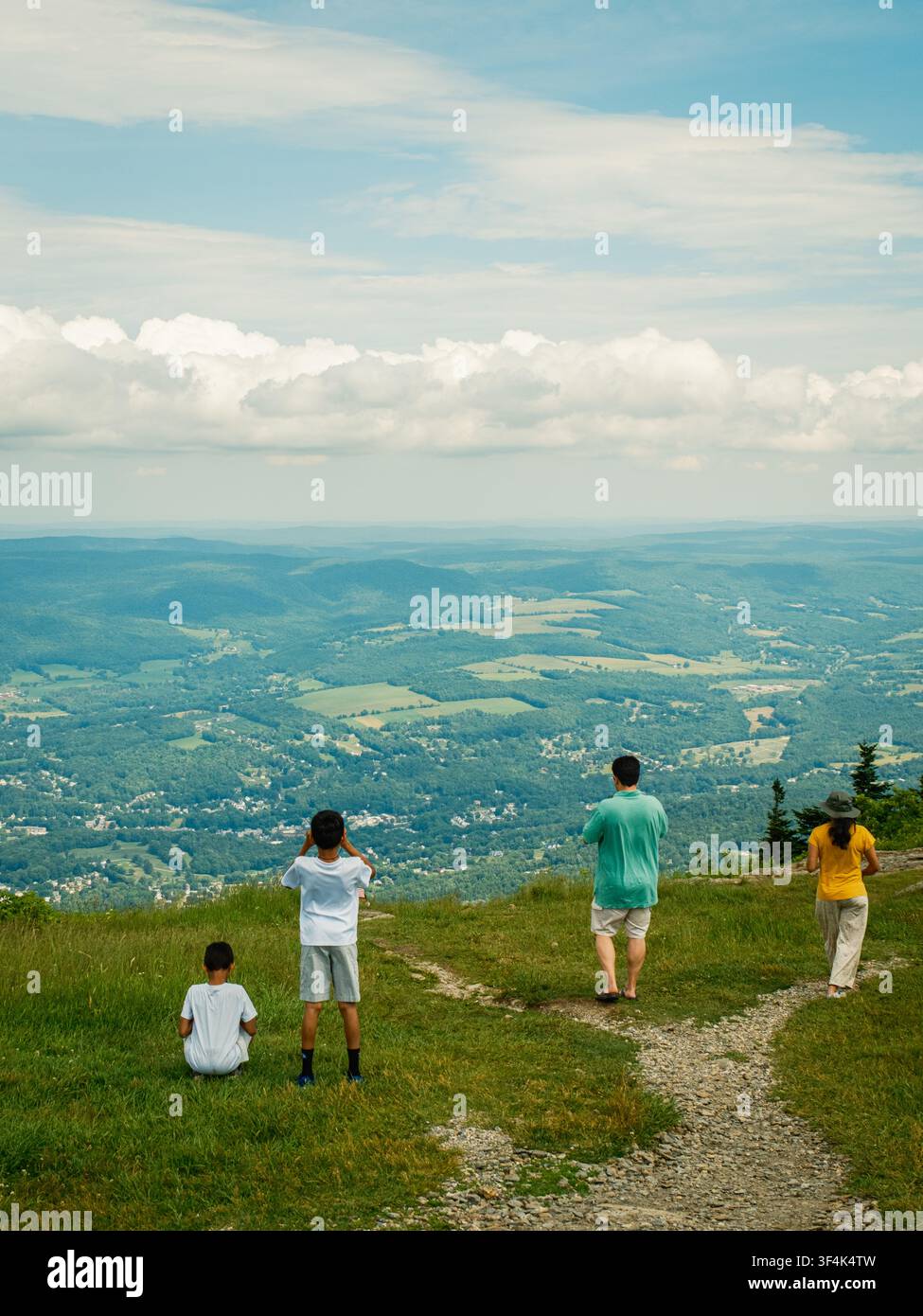 Menschen auf dem Gipfel des Mount Greylock, Adams, Massachusetts Stockfoto