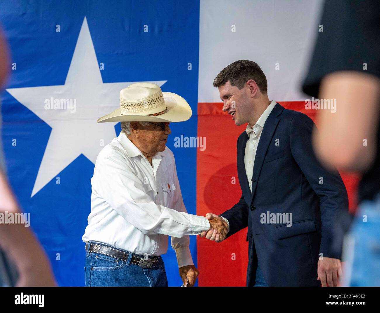 Lockhart Texas USA, 28. Juli 2026: FIDEL ACEVEDO aus Austin schüttelt die Hand des demokratischen Kandidaten für den U.S. Senat JAMES TALARICO nach Talaricos Wahlkampfveranstaltung vor mehreren hundert begeisterten Unterstützern. ©Bob Daemmrich Stockfoto