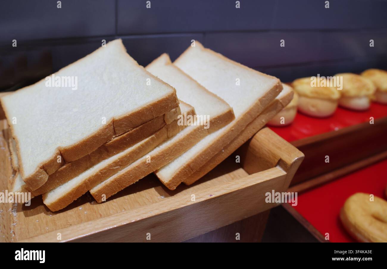 Weiche und frische Scheiben Weißbrot, serviert in einem Restaurant in der Stadt Foshan, Provinz Guangdong in China Stockfoto