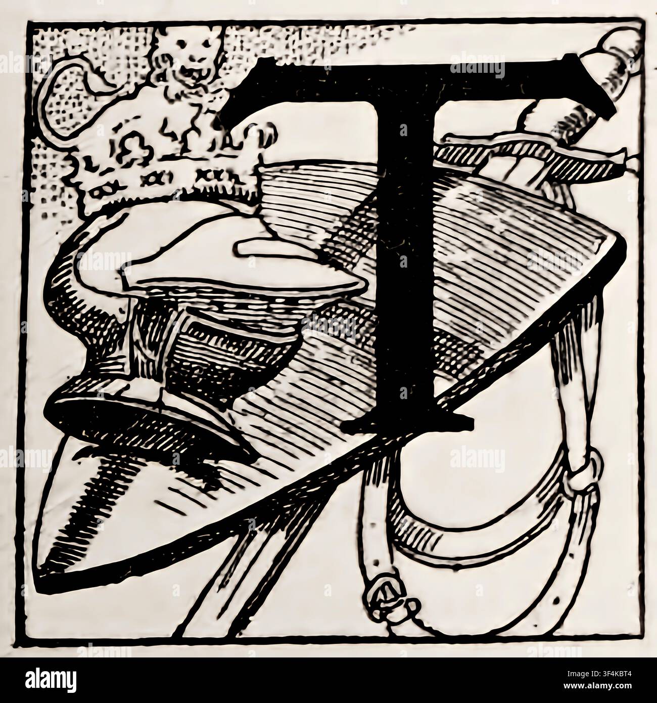 Zierlicher Initialbuchstabe T mit aufwendigen Details, der einen Löwen mit Krone, einen Helm und ein Schwert zeigt, im Stil eines klassischen historischen Holzschnitts oder einer Radierung. von Louis Rhead 1911 Stockfoto