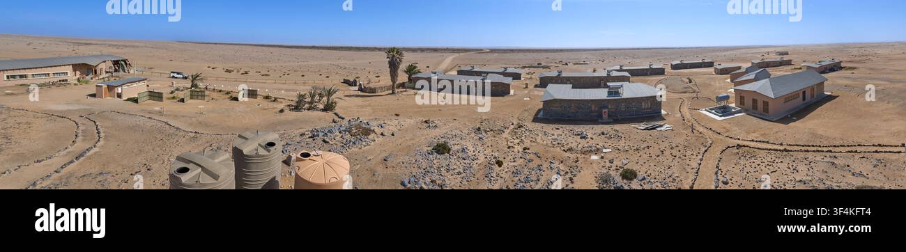 Eine panoramische Ansicht der Wüstenstation und der Wassertanks am Eingang des Skeleton-Coast-Nationalparks, gesehen von einem Aussichtsturm aus. Stockfoto