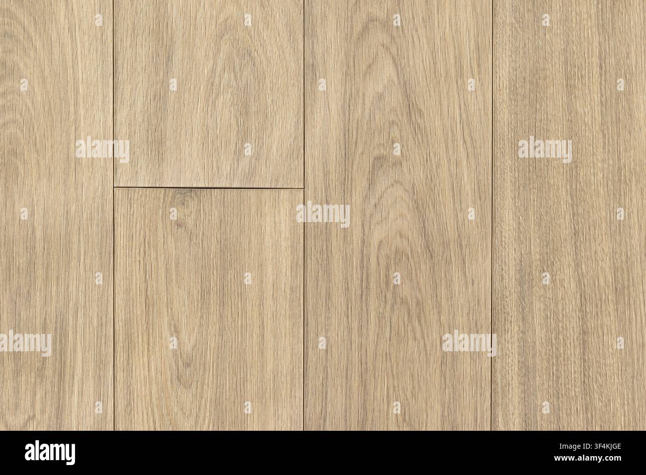 Hintergrund eines beschädigten Holzlaminenbodens mit angehobenem Fuge und Baufehler Stockfoto