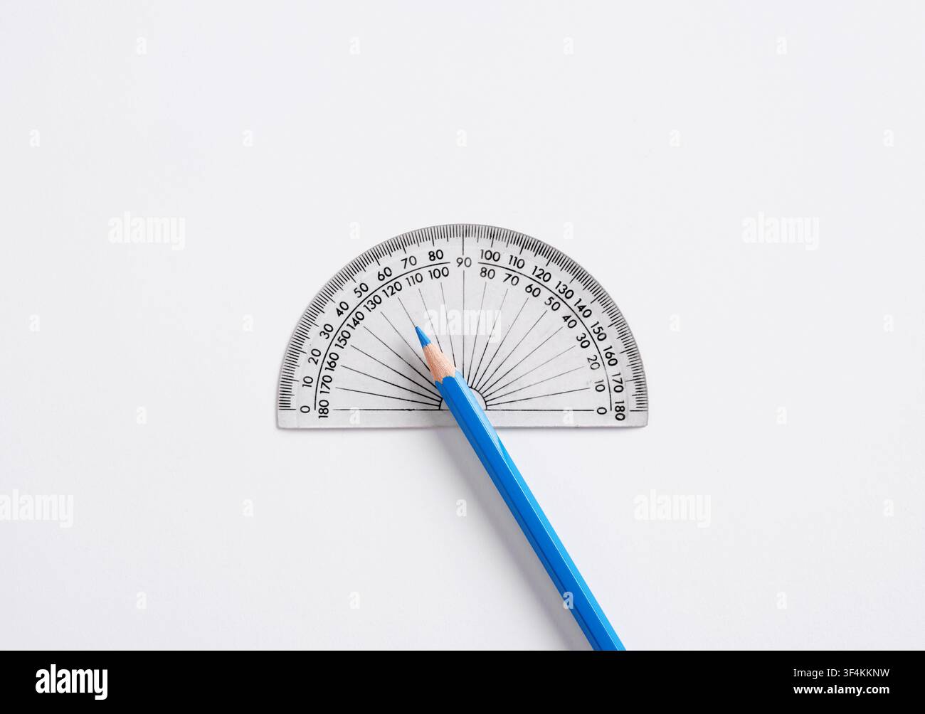 Winkelmesser mit einem blauen Stift, der einen Winkel auf einem weißen Hintergrund bildet, der Bildung, Mathematik und Lernen repräsentiert Stockfoto