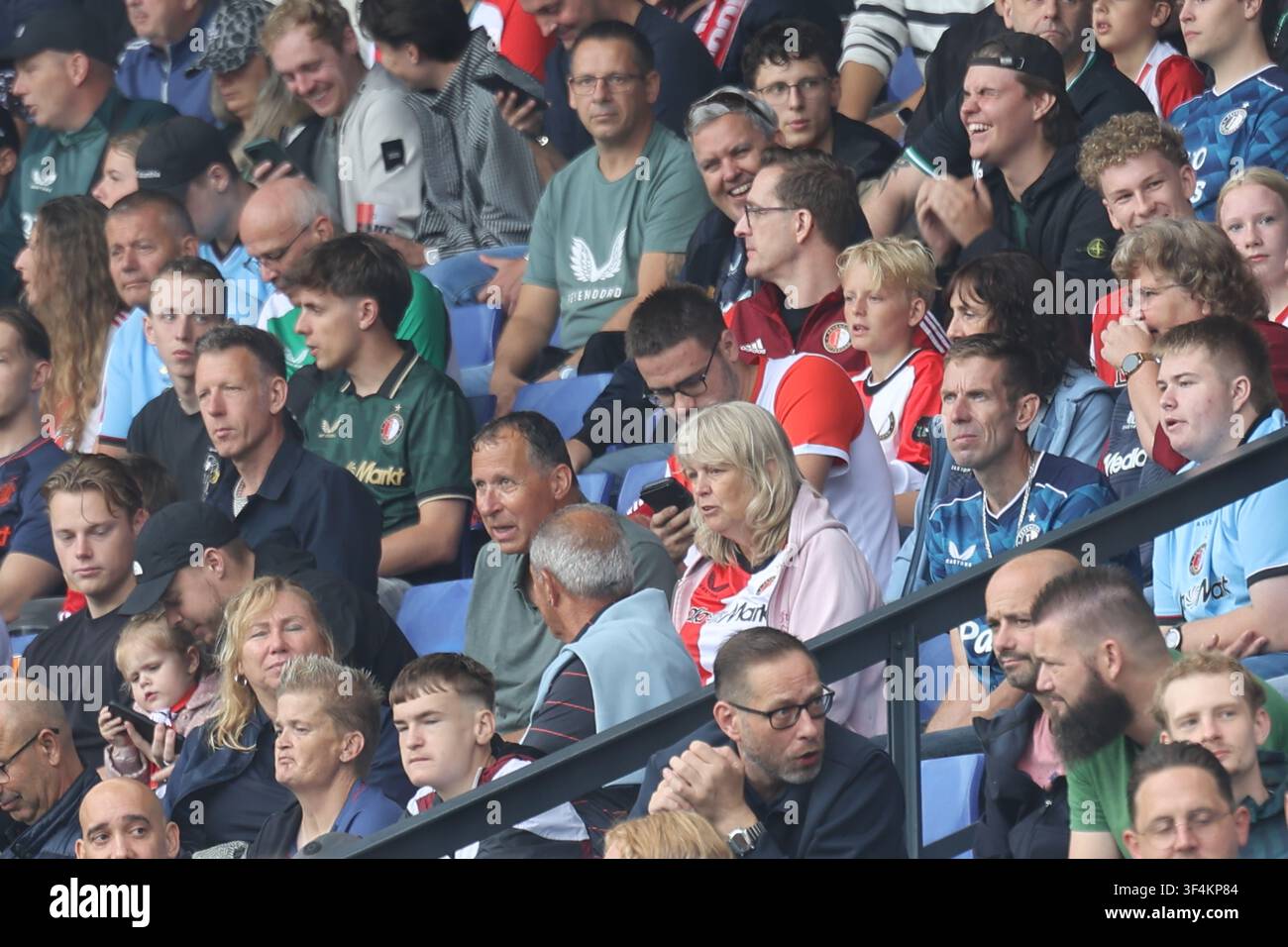 Feyenoord-Anhänger/Fans im Regen Stockfoto