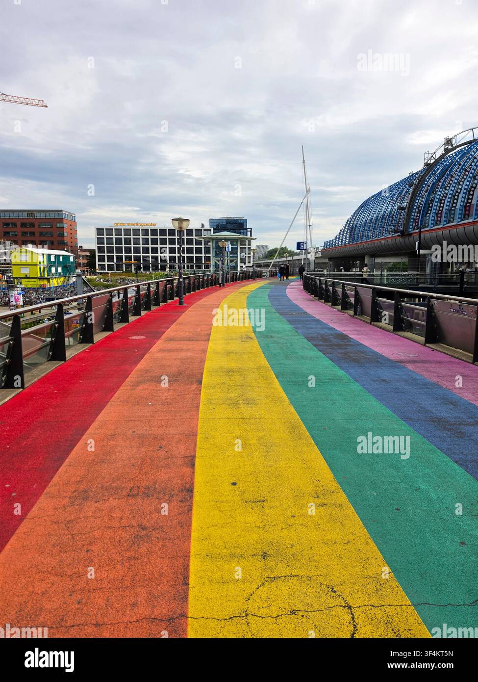 Helle Farben, Regenbogen Gehweg (Passerelle) nahe dem Bahnhof Amsterdam Sloterdijk; Regenbogen Fußweg Stockfoto