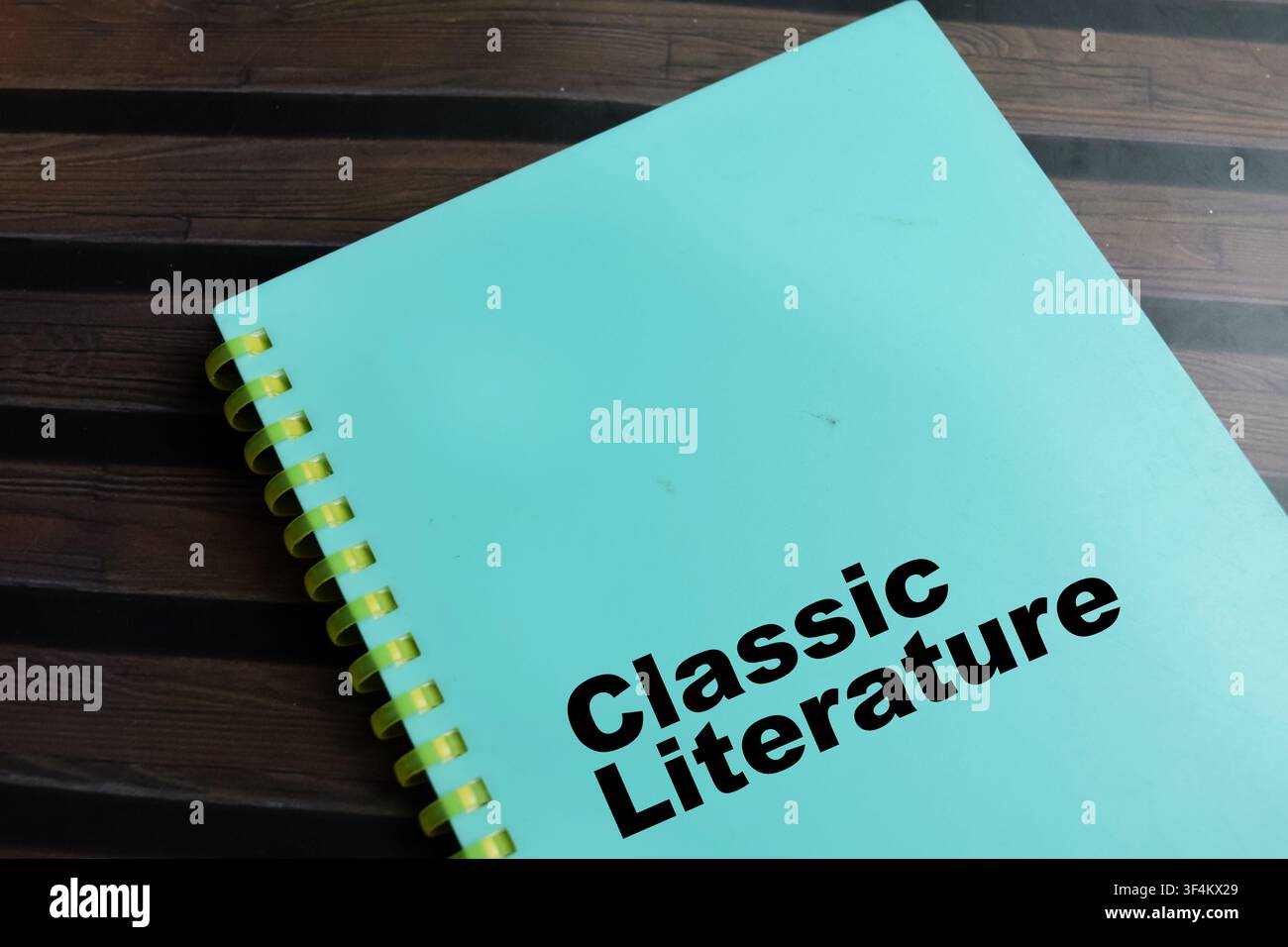 Konzept der klassischen Literatur, geschrieben auf einem Buch, isoliert auf einem Holztisch. Stockfoto