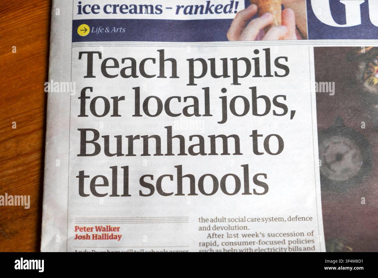 'Lehre Schüler für lokale Jobs, (PM Andy) Burnham soll Schulen sagen' Guardian-Zeitungstitelseite Artikel 28. Juli 2026 London England UK Stockfoto