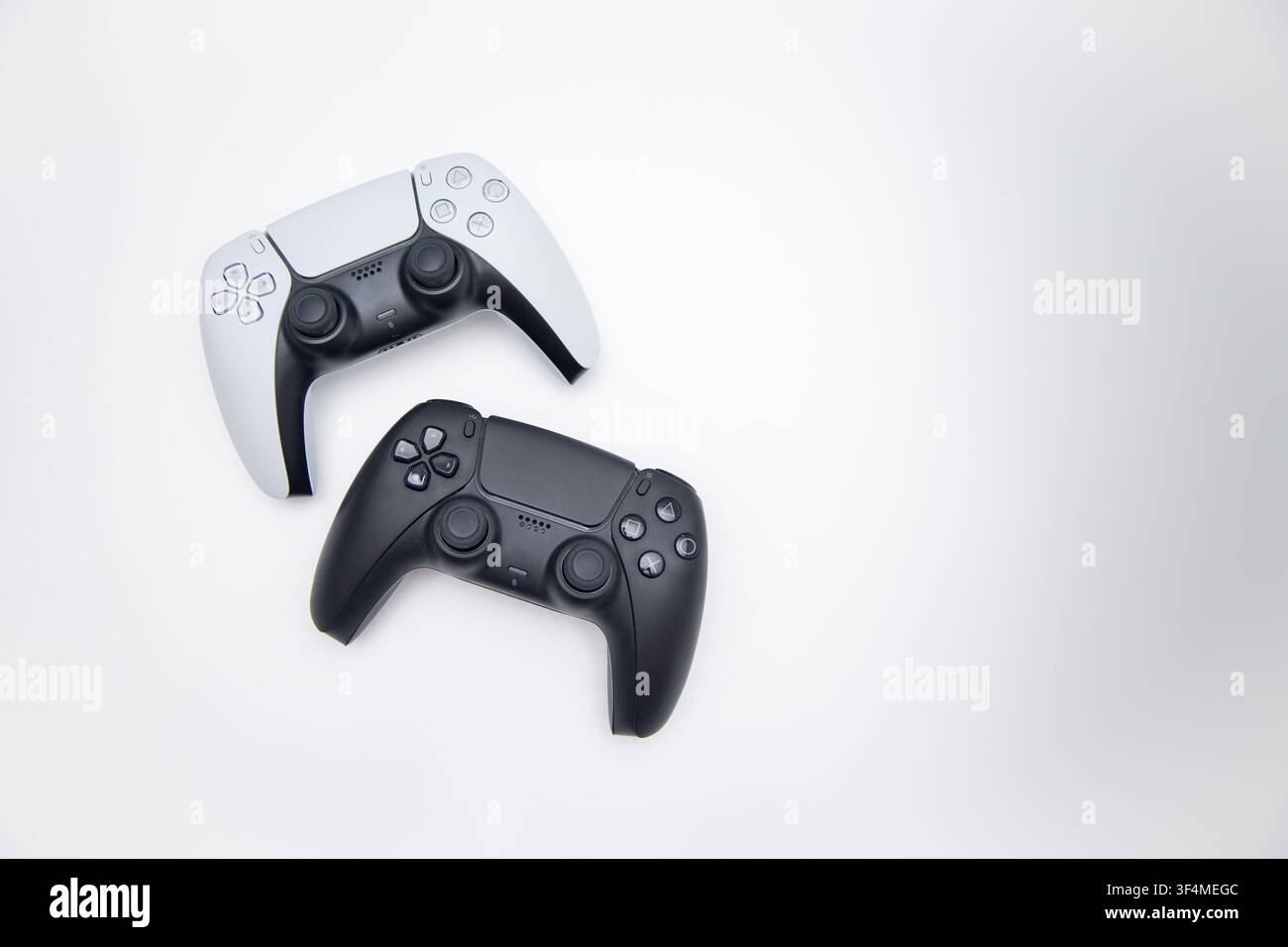 Zwei moderne Spielcontroller auf weißem Hintergrund mit Kopierraum Stockfoto