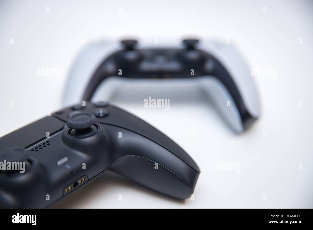 Zwei moderne Spielcontroller auf weißem Hintergrund mit Kopierraum Stockfoto