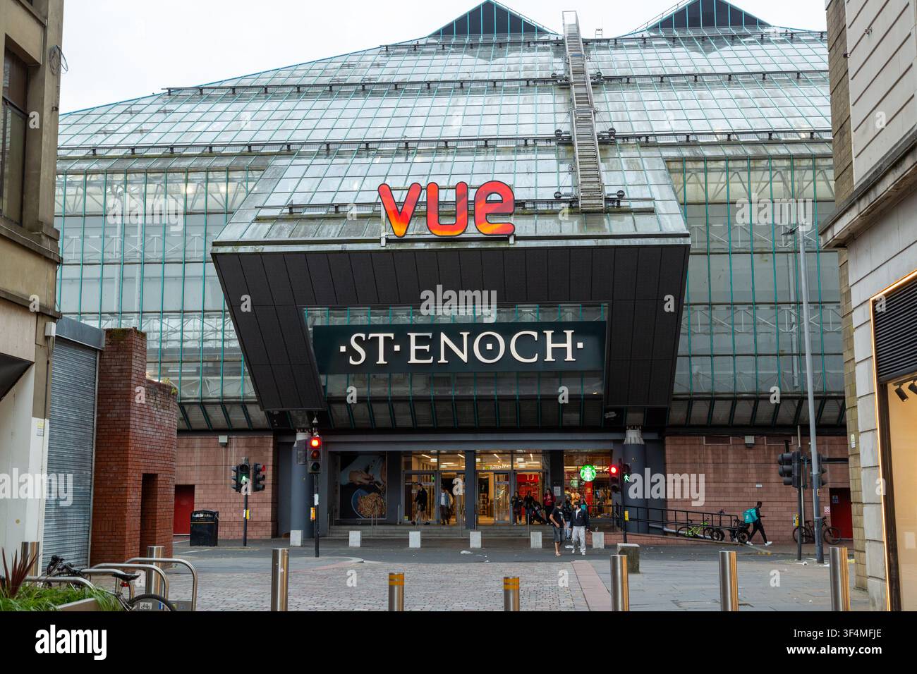 Der Eingang des St. Enoch Centre in Glasgow, Schottland, mit einer markanten gläsernen Dachkonstruktion Stockfoto