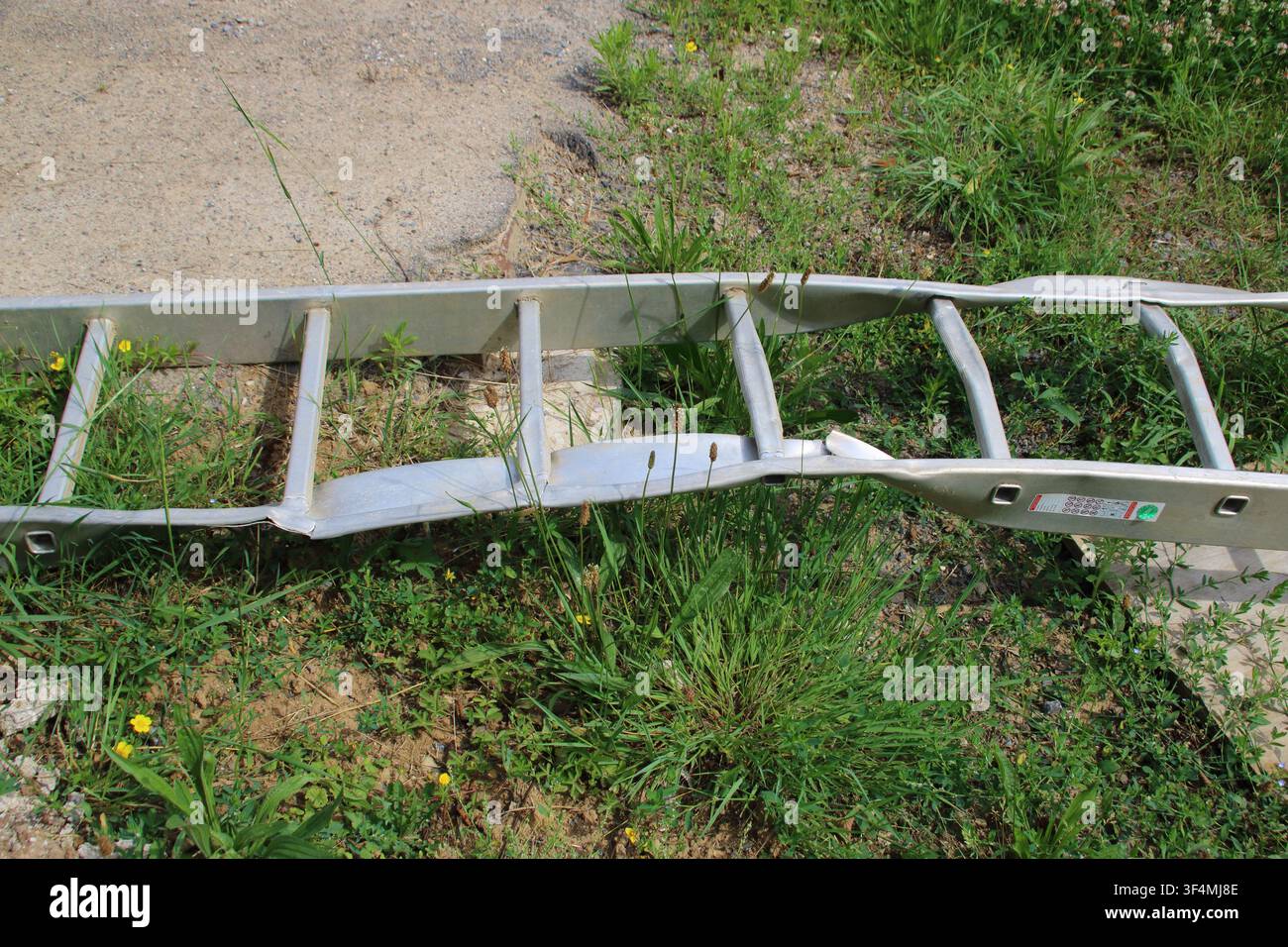 Die Leiter wurde von einem LKW beschädigt und ist verbogen. Stockfoto
