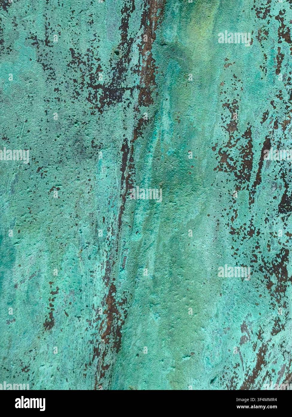 Abstrakter Hintergrund einer oxidierten Kupferoberfläche, bedeckt mit lebhafter grüner Patina und dunklen verwitterten Verdigris-Texturen. - Smartphone-aufgenommenes Stockfoto