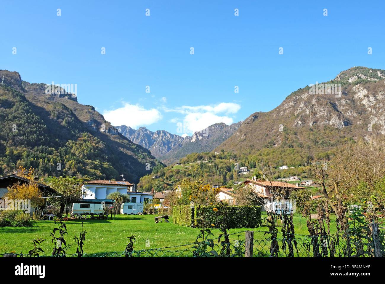 Blick auf das Dorf Anfo am Idrosee, umgeben von den Bergen Norditaliens. Stockfoto