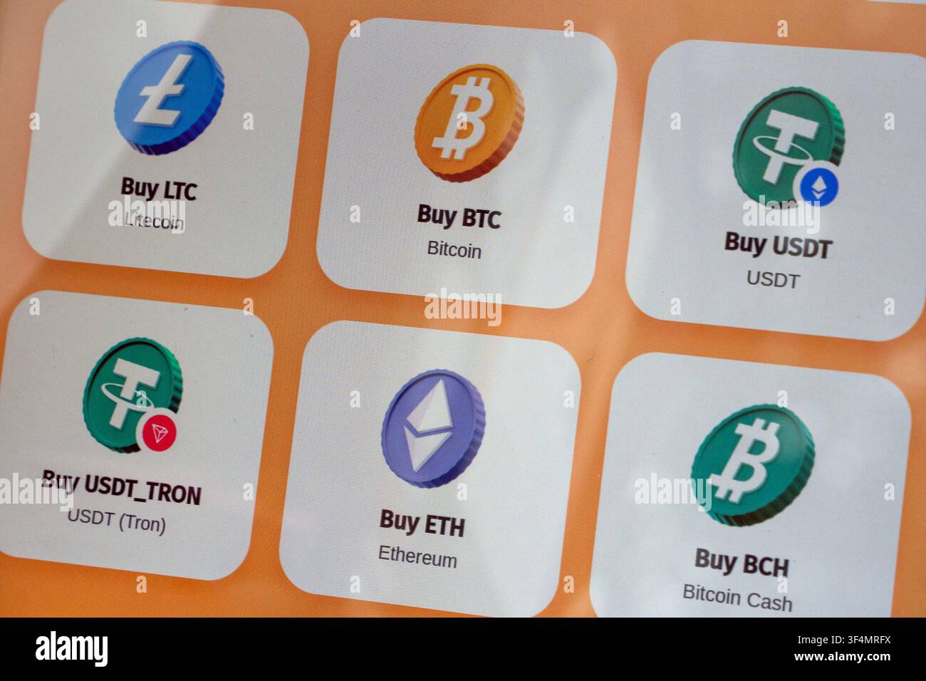 Kryptowährungs-Icons werden auf einem Geldautomaten in Tiflis, Georgien, angezeigt. Der US-Senat hat den Clarity Act vorerst verschoben, um sich auf andere Prioritäten zu konzentrieren Stockfoto